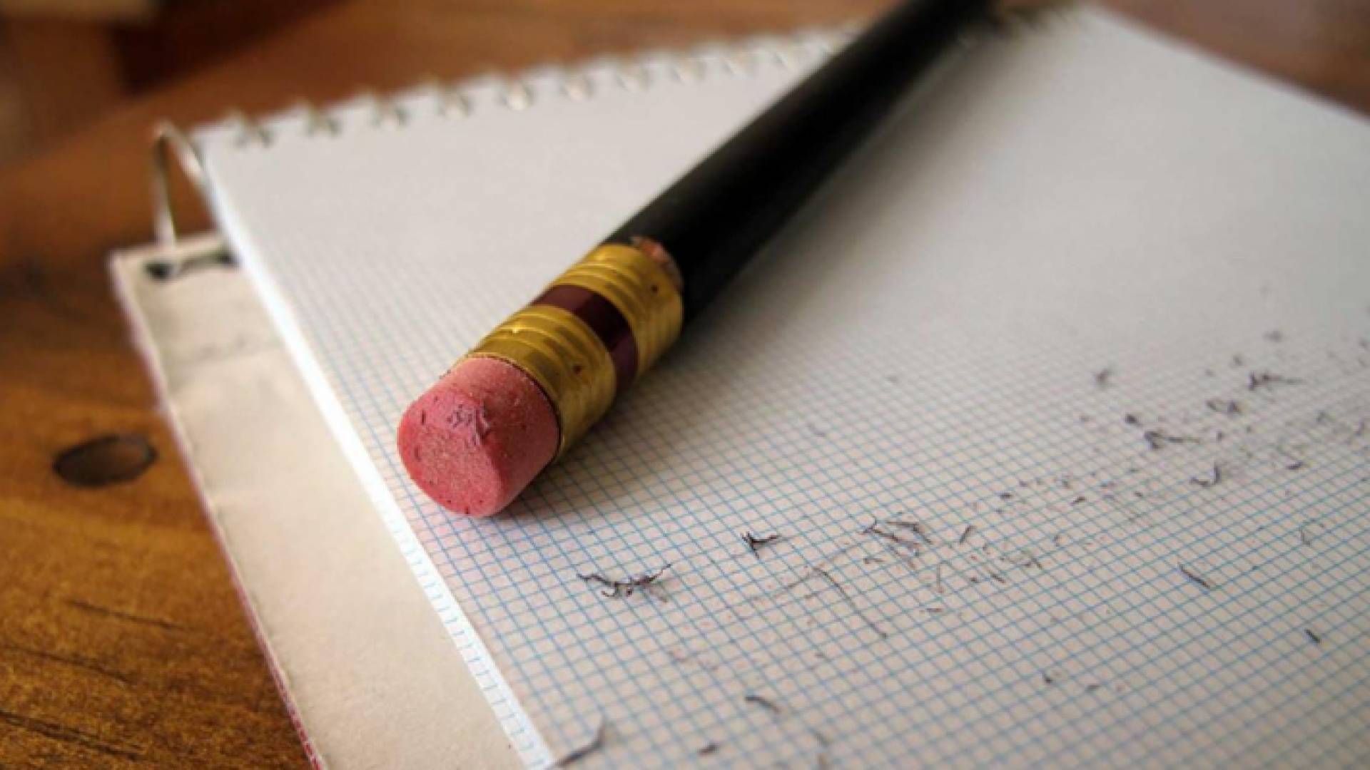 قلم رصاص بممحاة