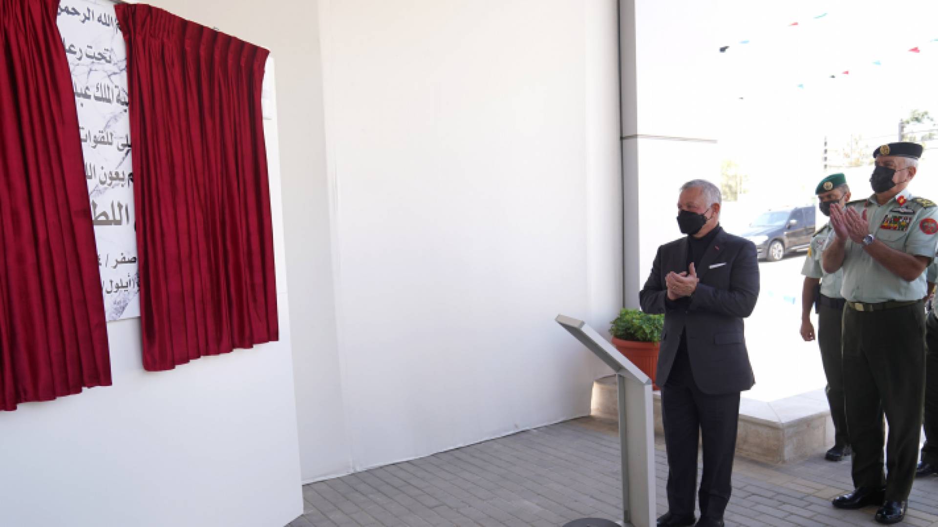 جلالة الملك عبدالله الثاني خلال افتتاح مستشفى اللطرون العسكري