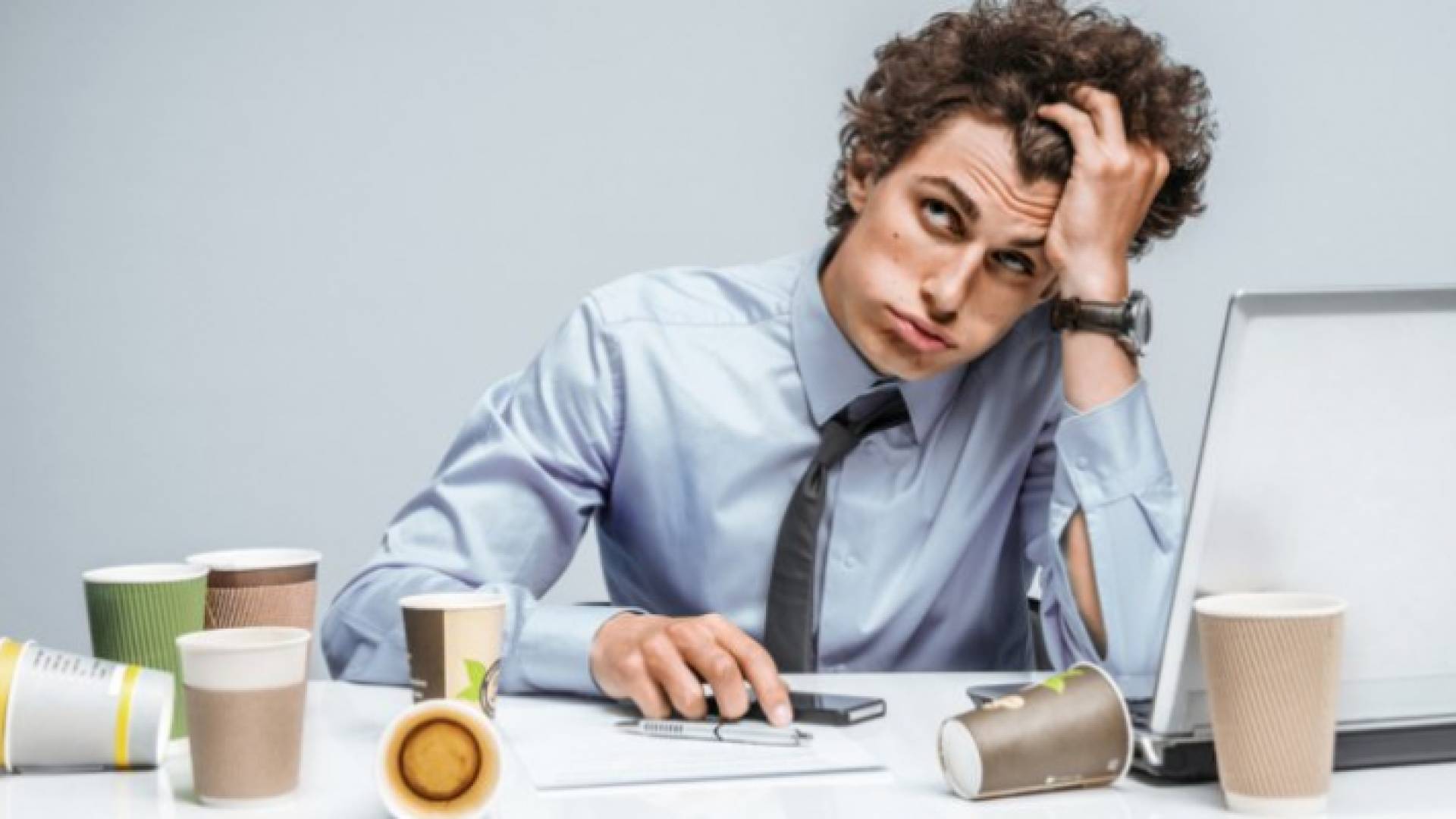 لقطة تعبيرية لموظف متعب في العمل