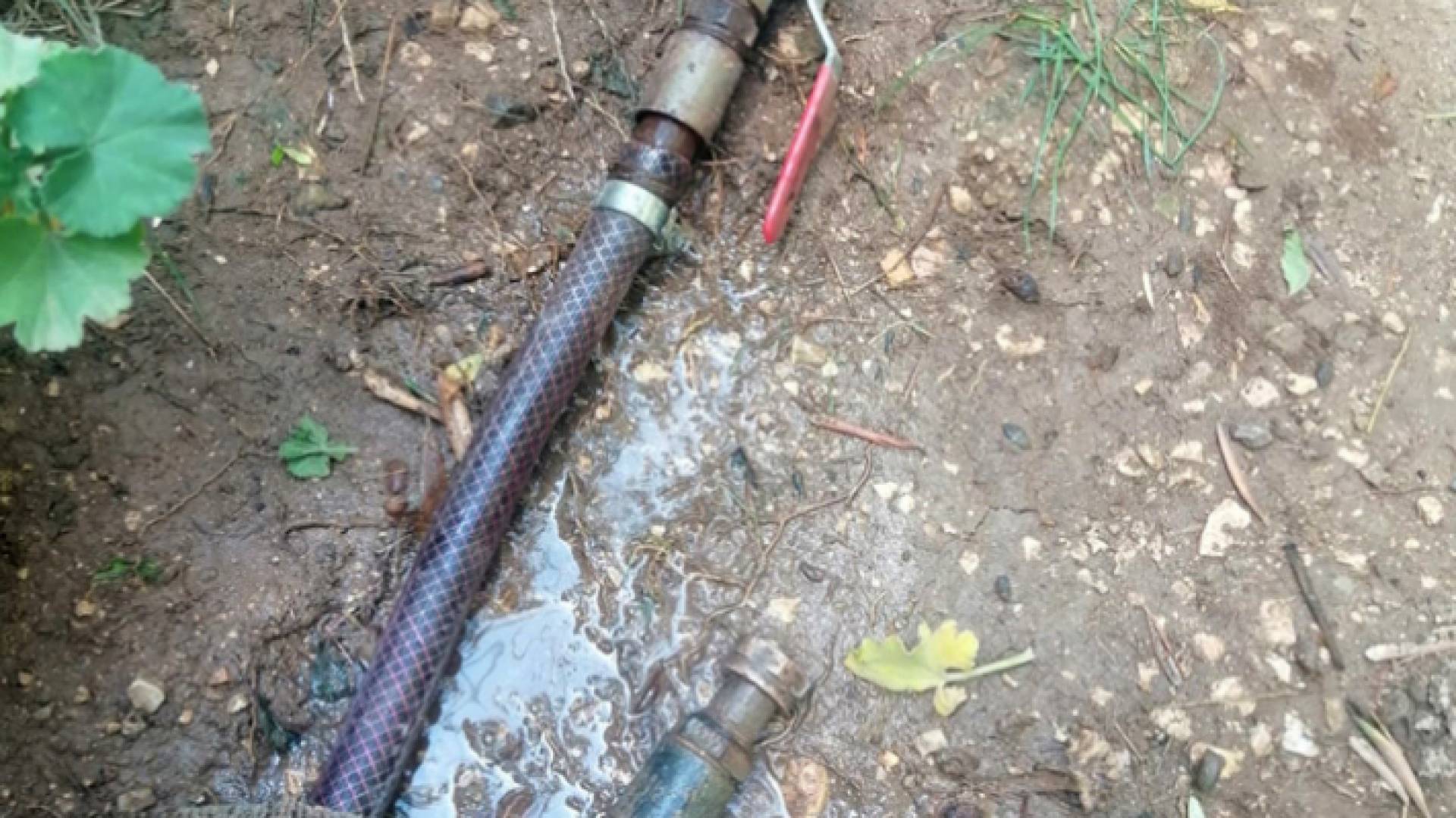 صورة أرشيفية لاعتداء على خط ناقل لبيع المياه بالصهاريج