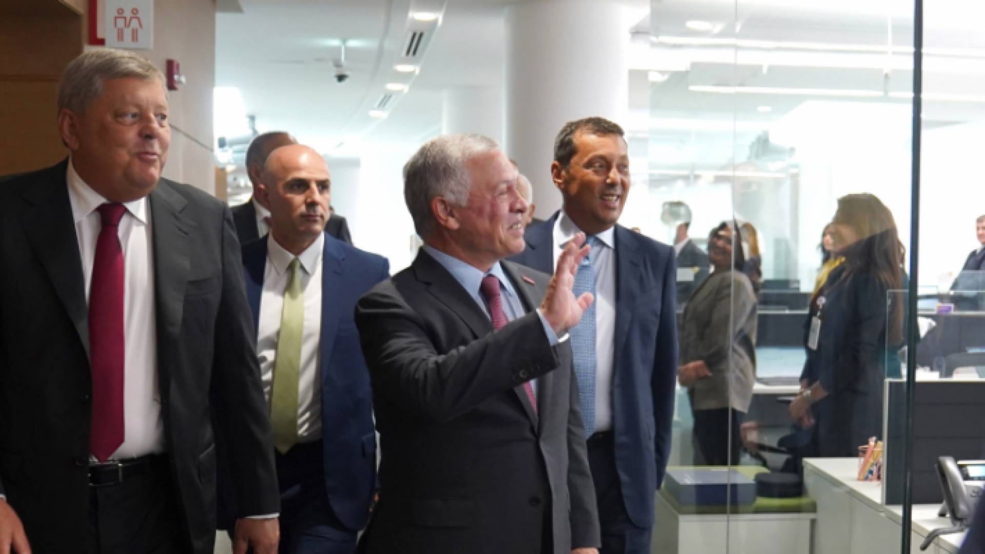 الملك أثناء افتتاحه المقر الرئيس الجديد لشركة أدوية الحكمة