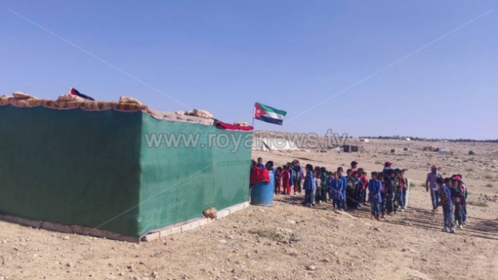 طلبة أمام الخمية