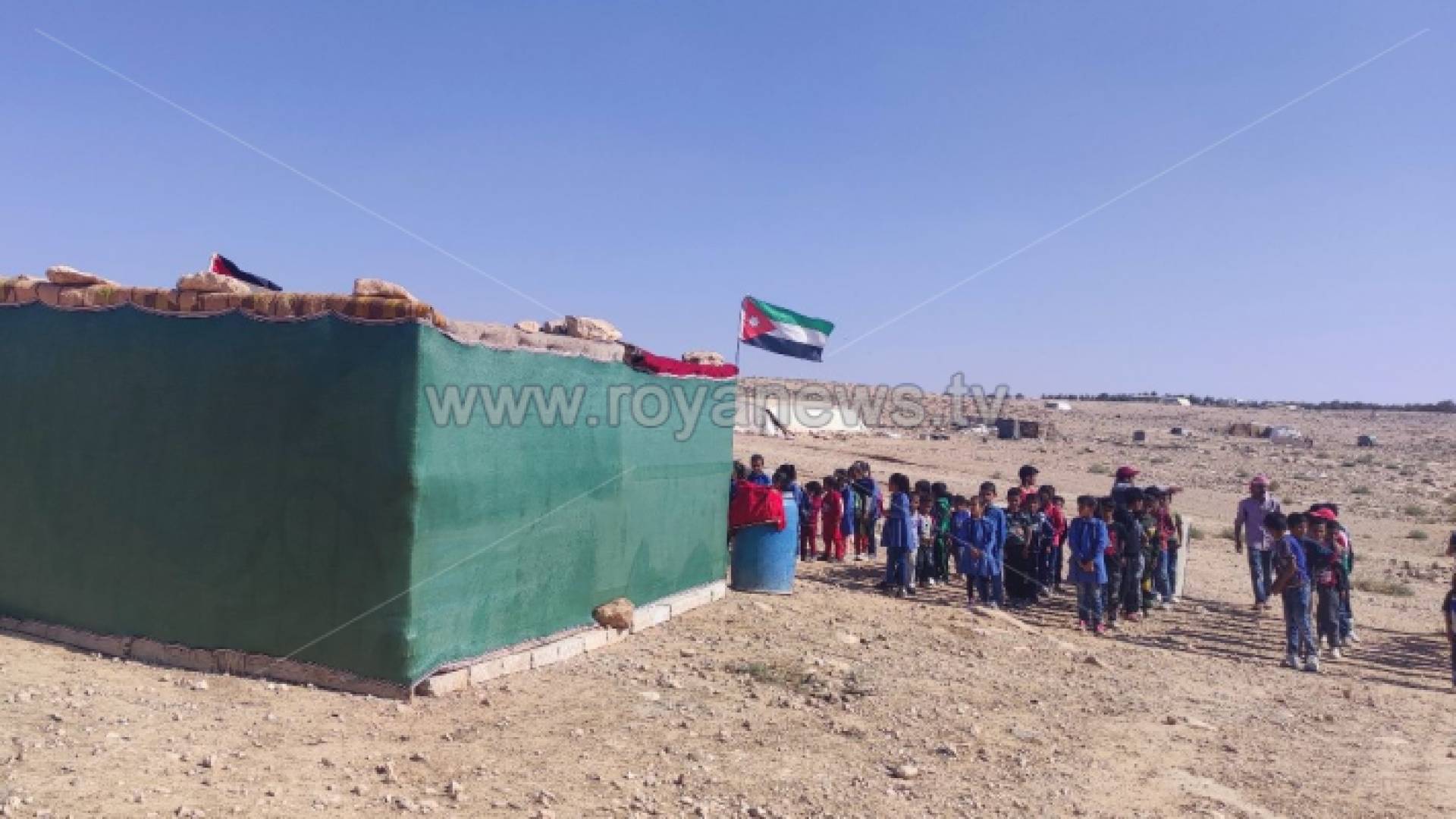 طلبة أمام خيمة حولت إلى مدرسة في الجيزة