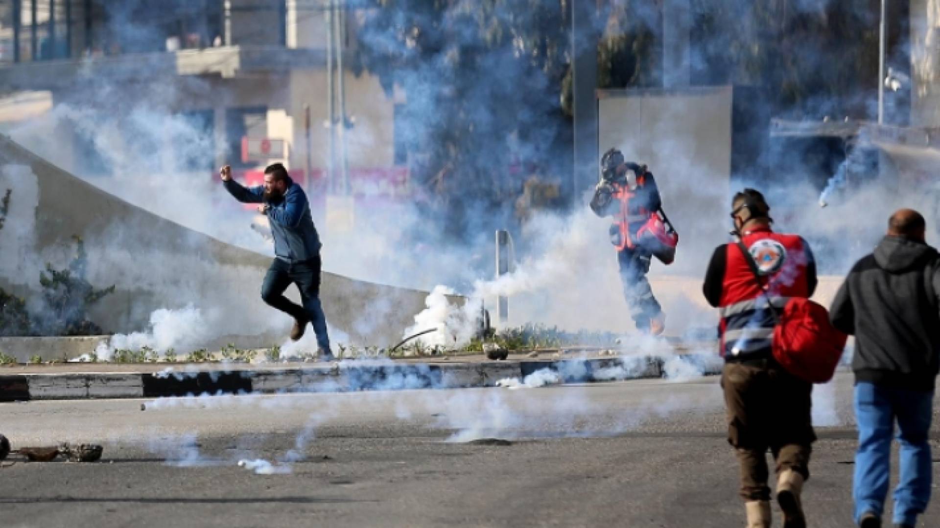 صورة أرشيفية لفلسطيني أثناء مواجهته مع الاحتلال