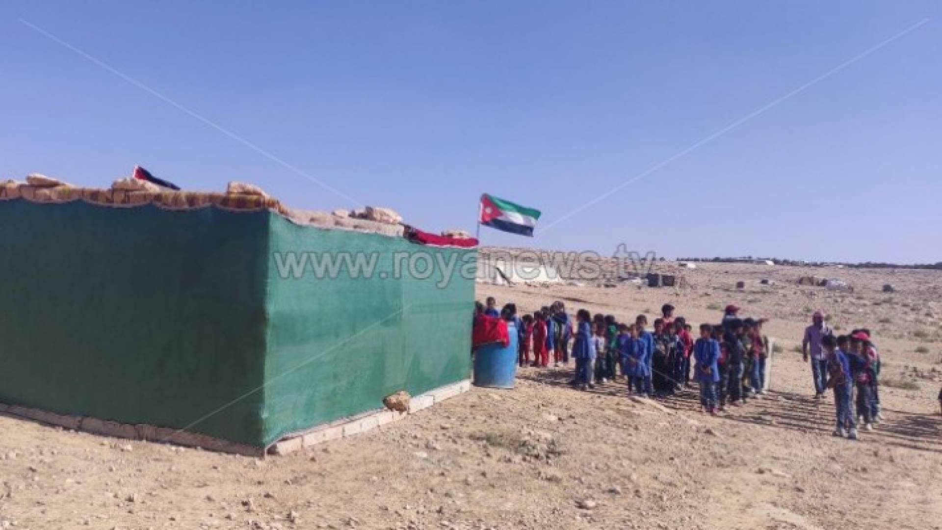 صورة للخيمة التي نصبها الأهالي في منطقة العاليا الباسلية التابعة للواء الجيزة لتعليم أبنائهم