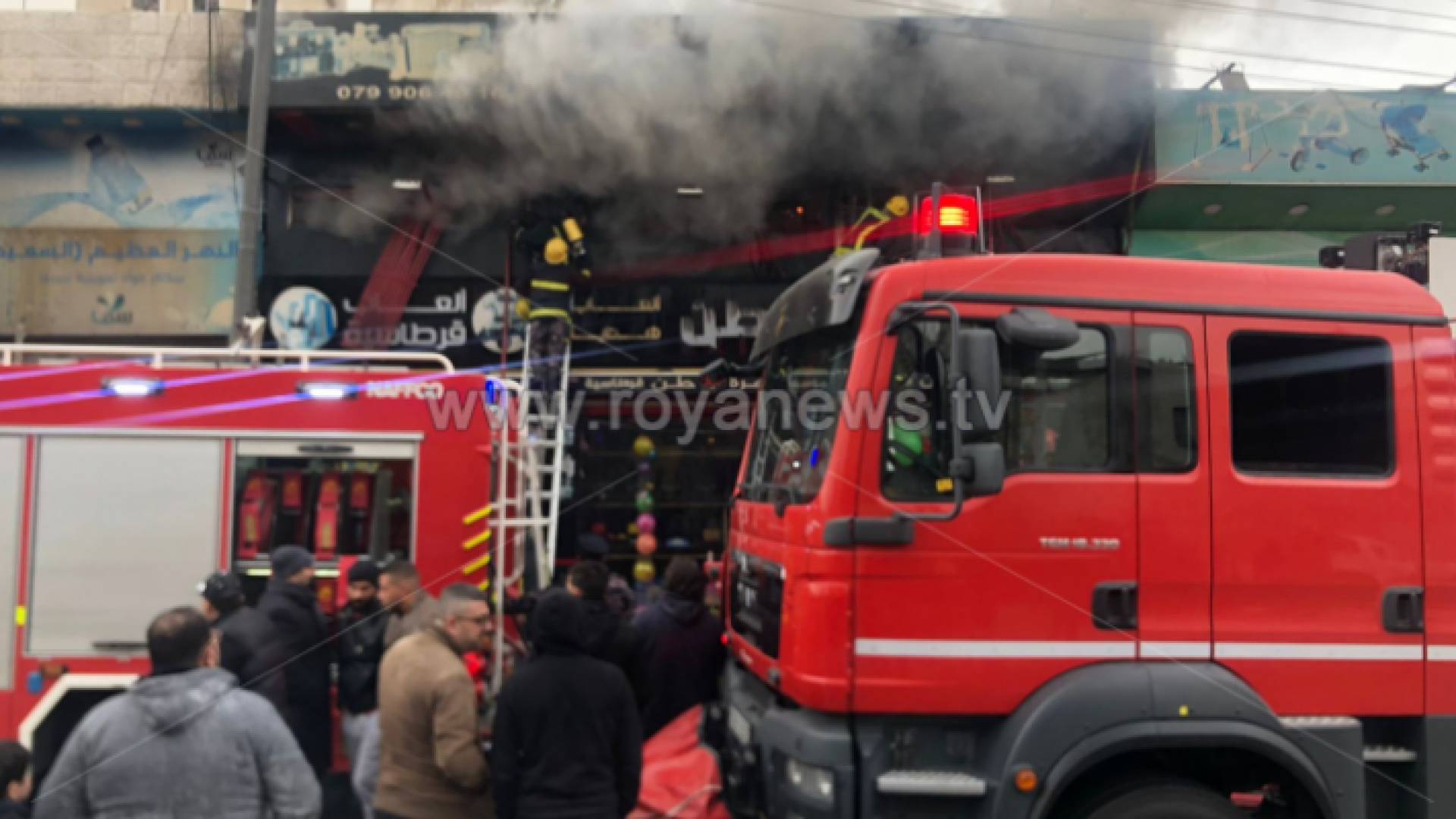 رجال الدفاع المدني أثناء إطفاء حريق - أرشيفية