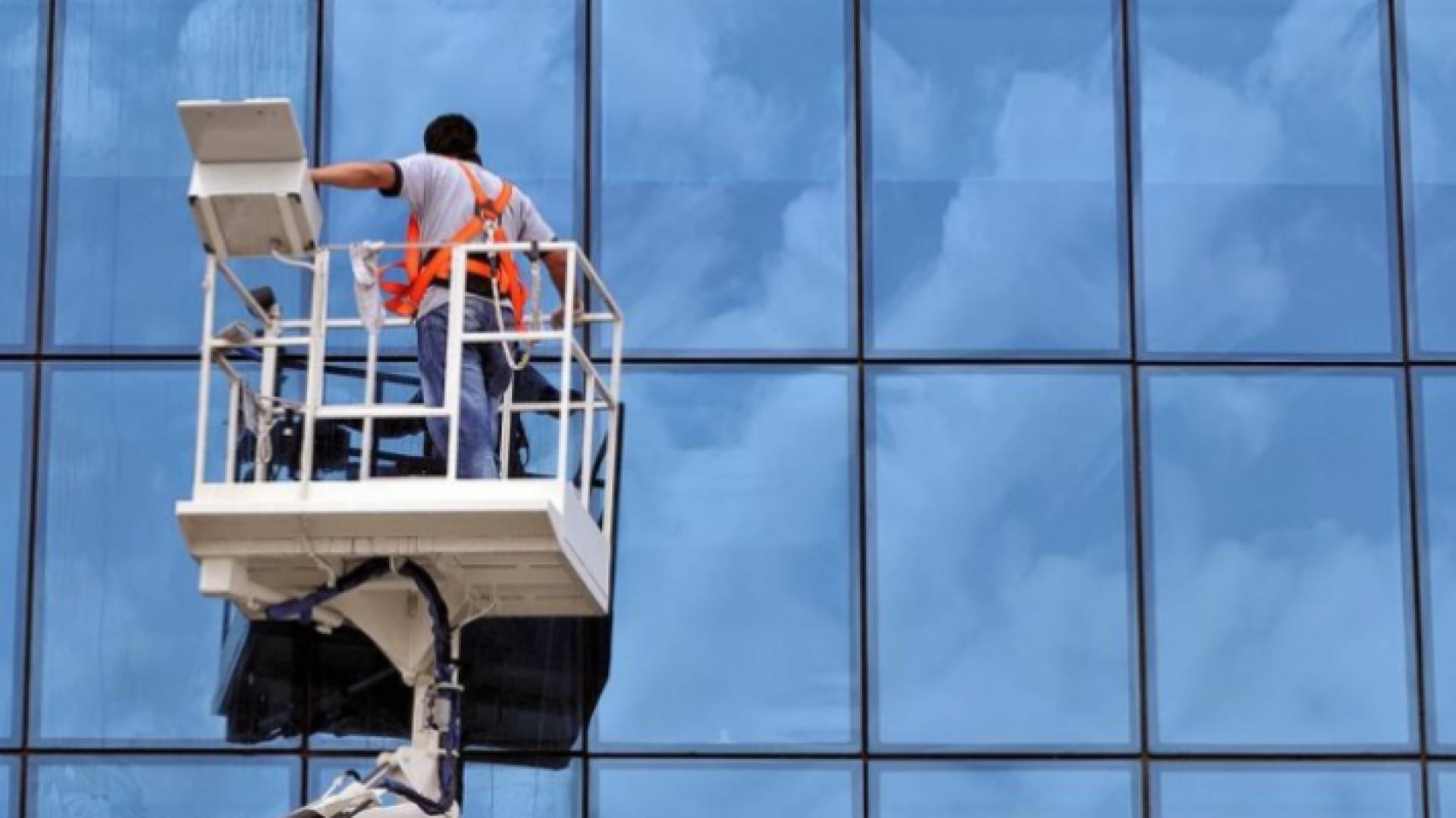 تنظيف واجهات المباني - ارشيفية