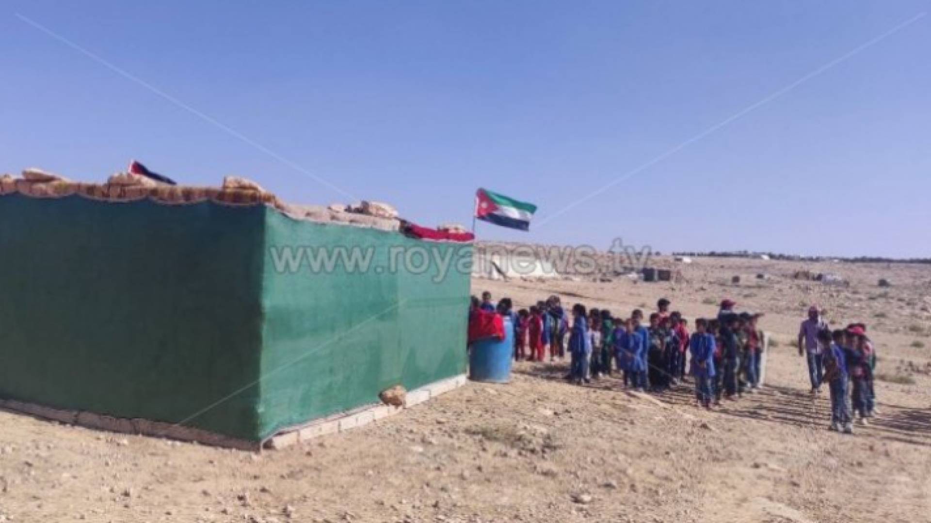 صورة للخيمة التي نصبها الأهالي في منطقة العاليا الباسلية التابعة للواء الجيزة لتعليم أبنائهم