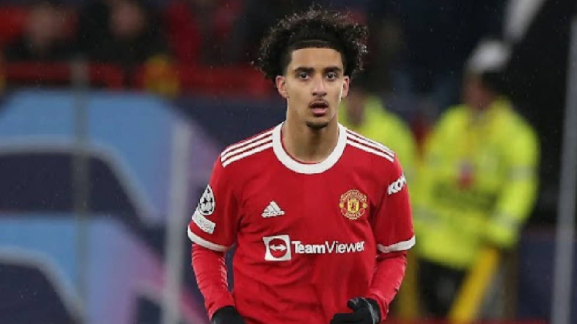 لاعب مانشستر يونايتد الإنجليزي، العراقي زيدان إقبال