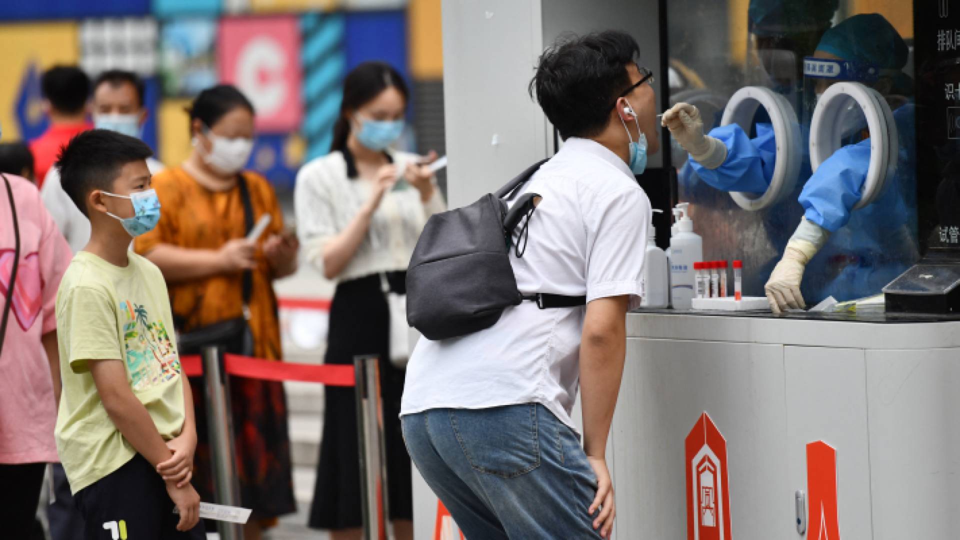 إجراء فحص "بي سي آر" لأحد الأشخاص في الصين