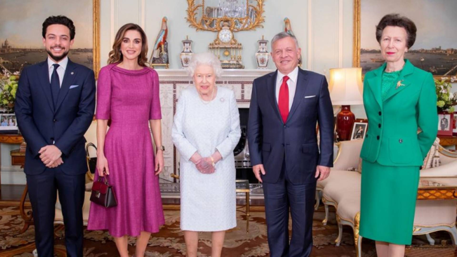 جلالة الملك والملكة وولي العهد وملكة بريطانيا الراحلة إليزابيث الثانية