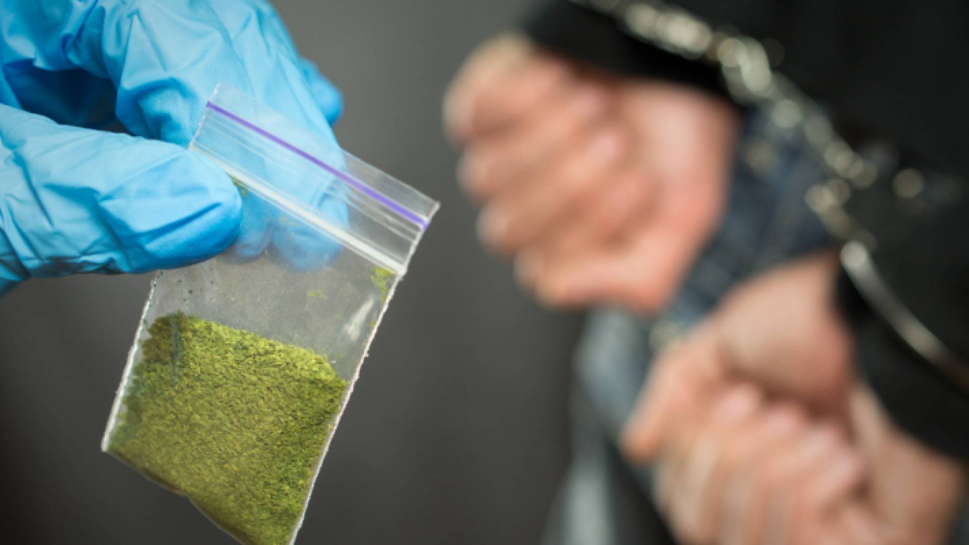 القبض على شخص بتهمة تهريب مخدرات