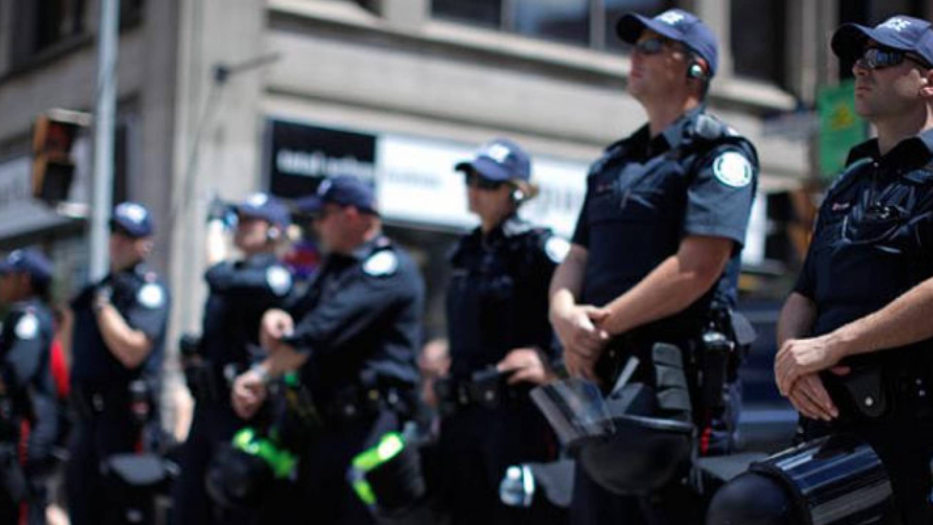 عناصر من السلطات الكندية