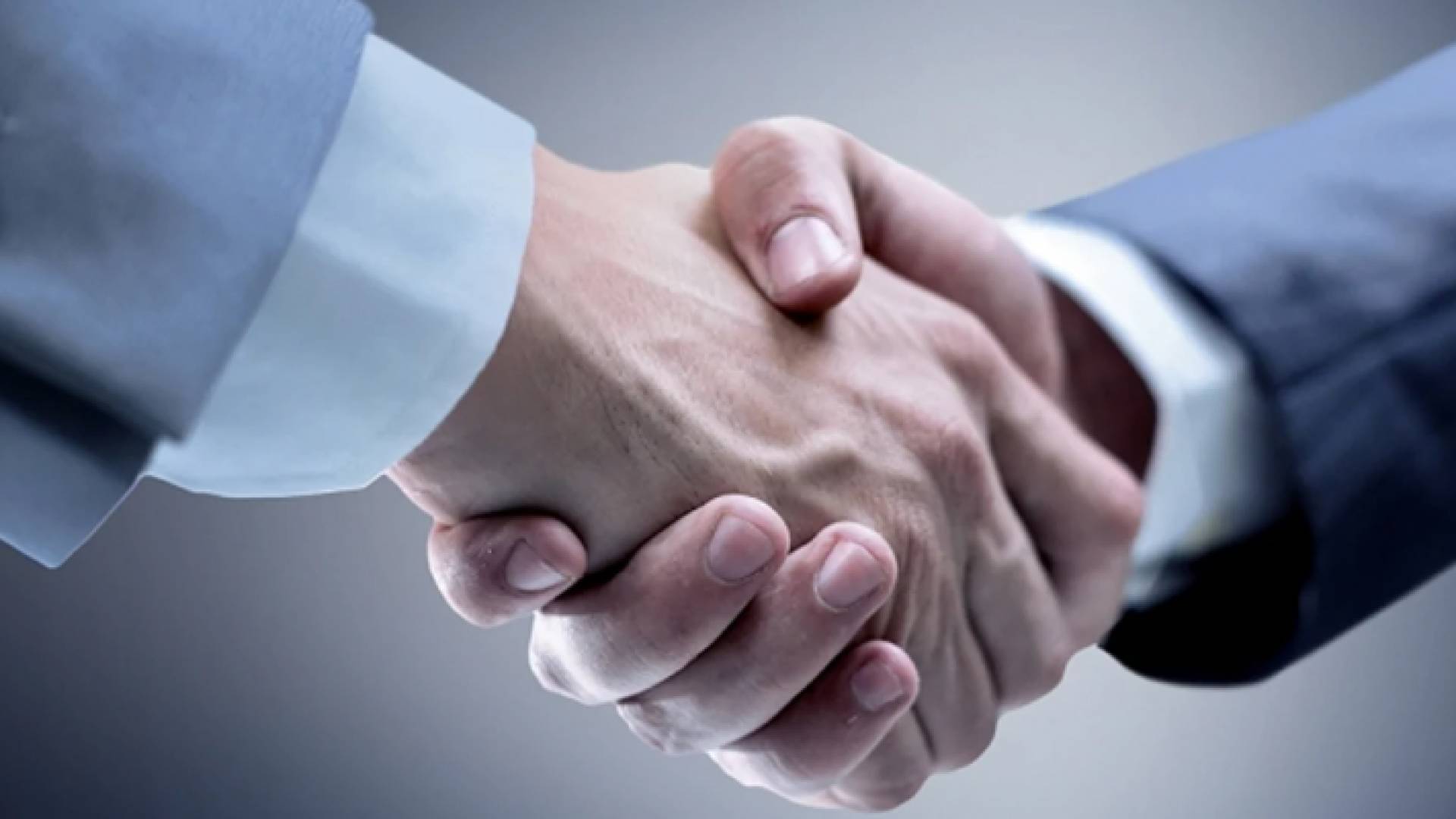 شخص يصافح شخصا أخرا