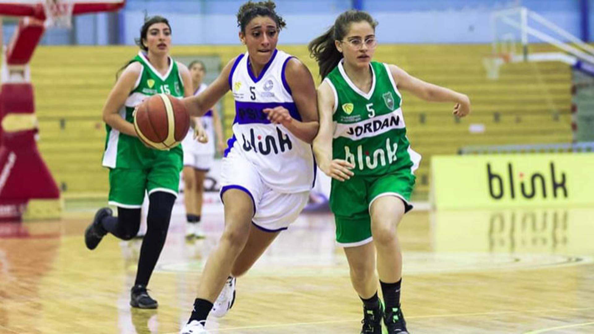 جانب من المباراة في صالة الأمير حمزة بمدينة الحسين للشباب