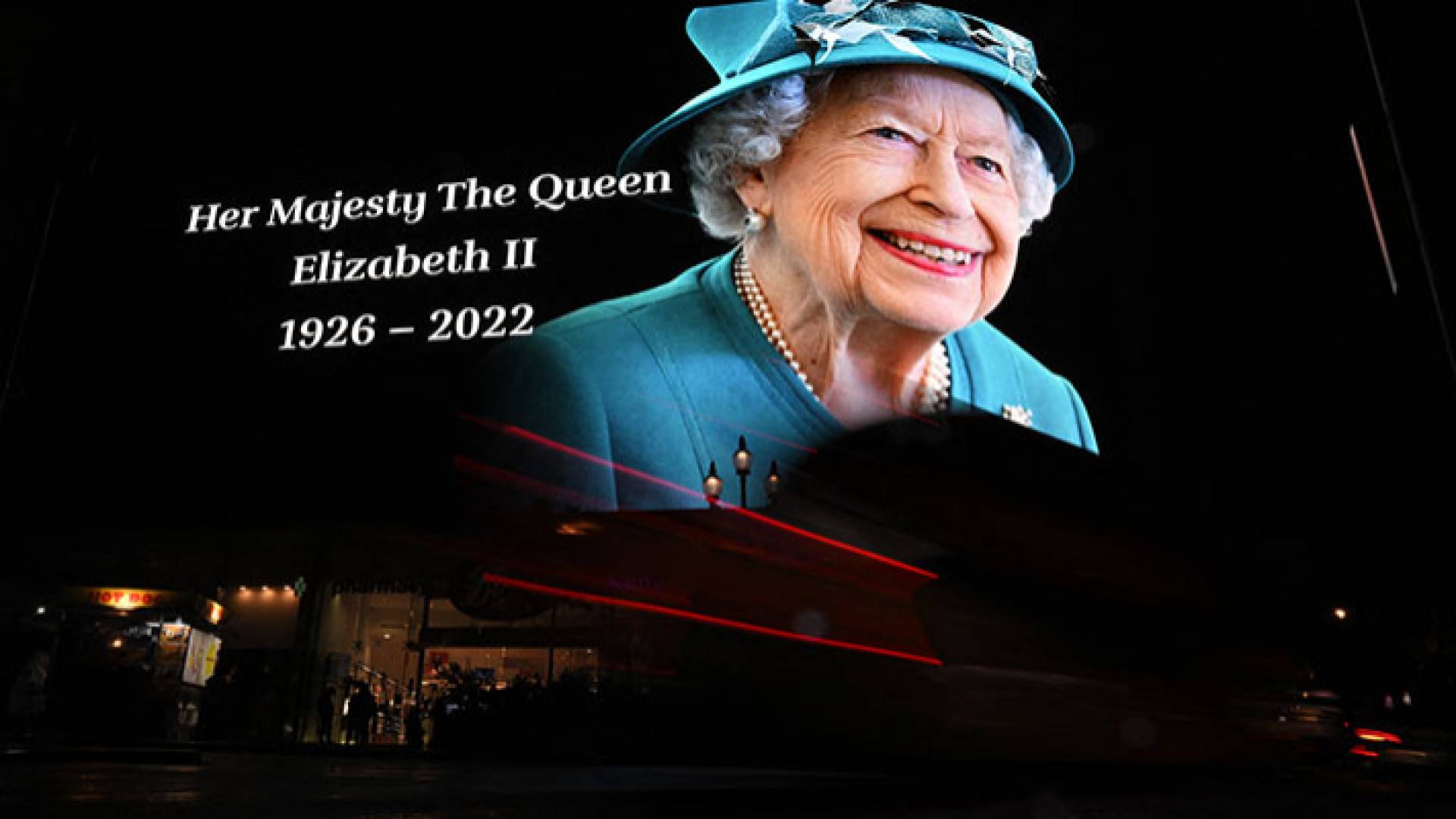 صورة للملكة إليزابيث الثانية معروضة في ميدان بيكاديللي بوسط لندن