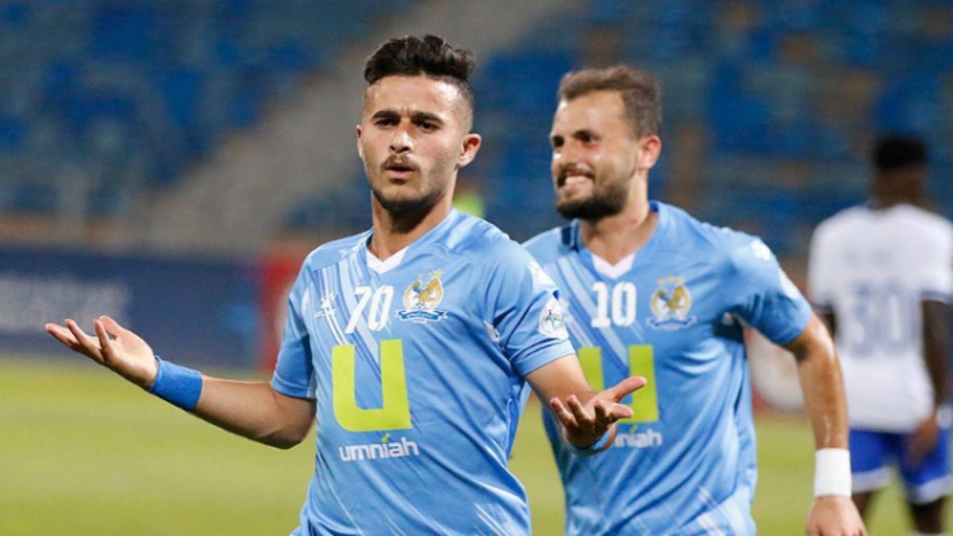 لاعبان من فريق الفيصلي