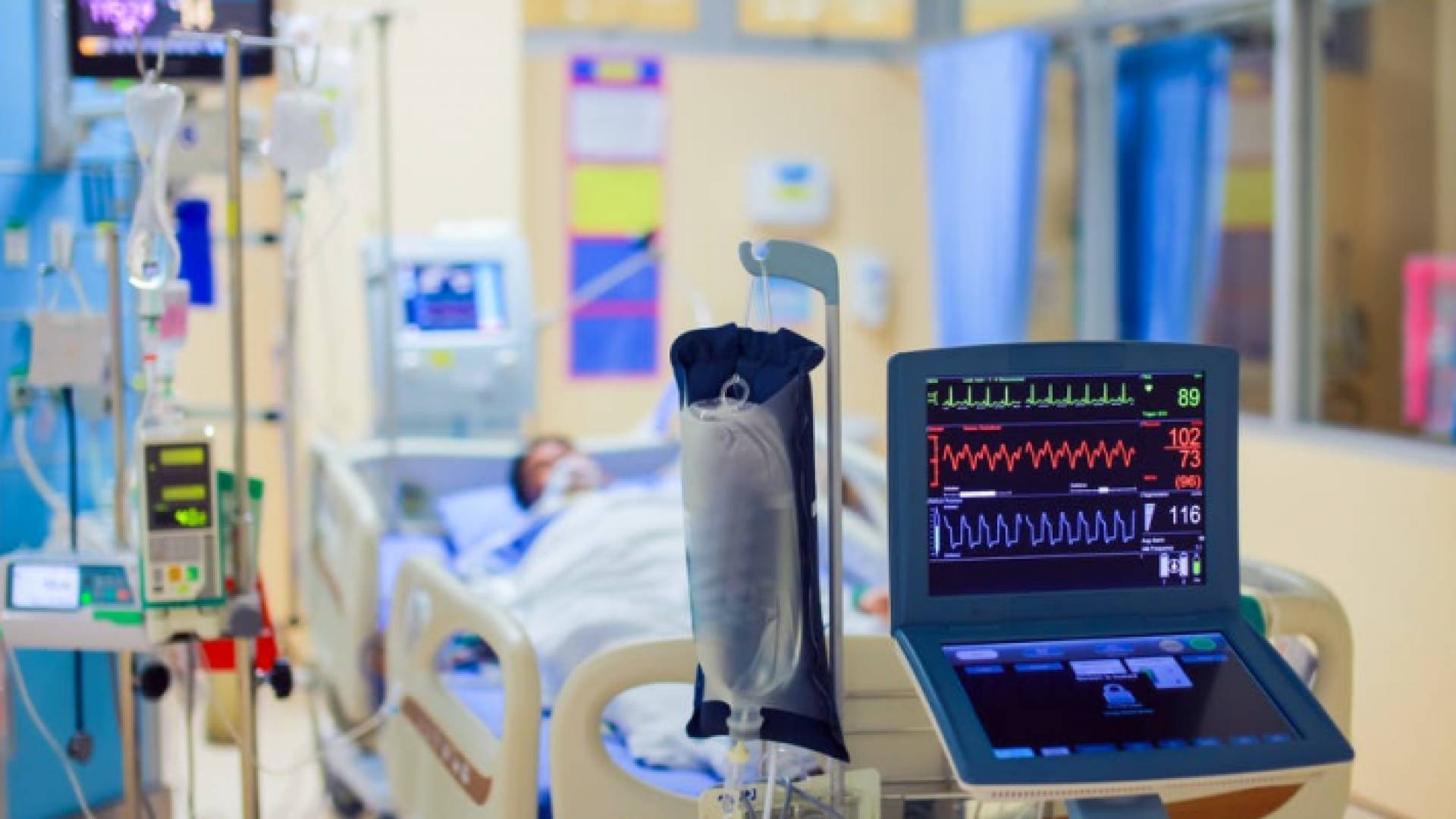 شخص داخل قسم العناية الحثيثة