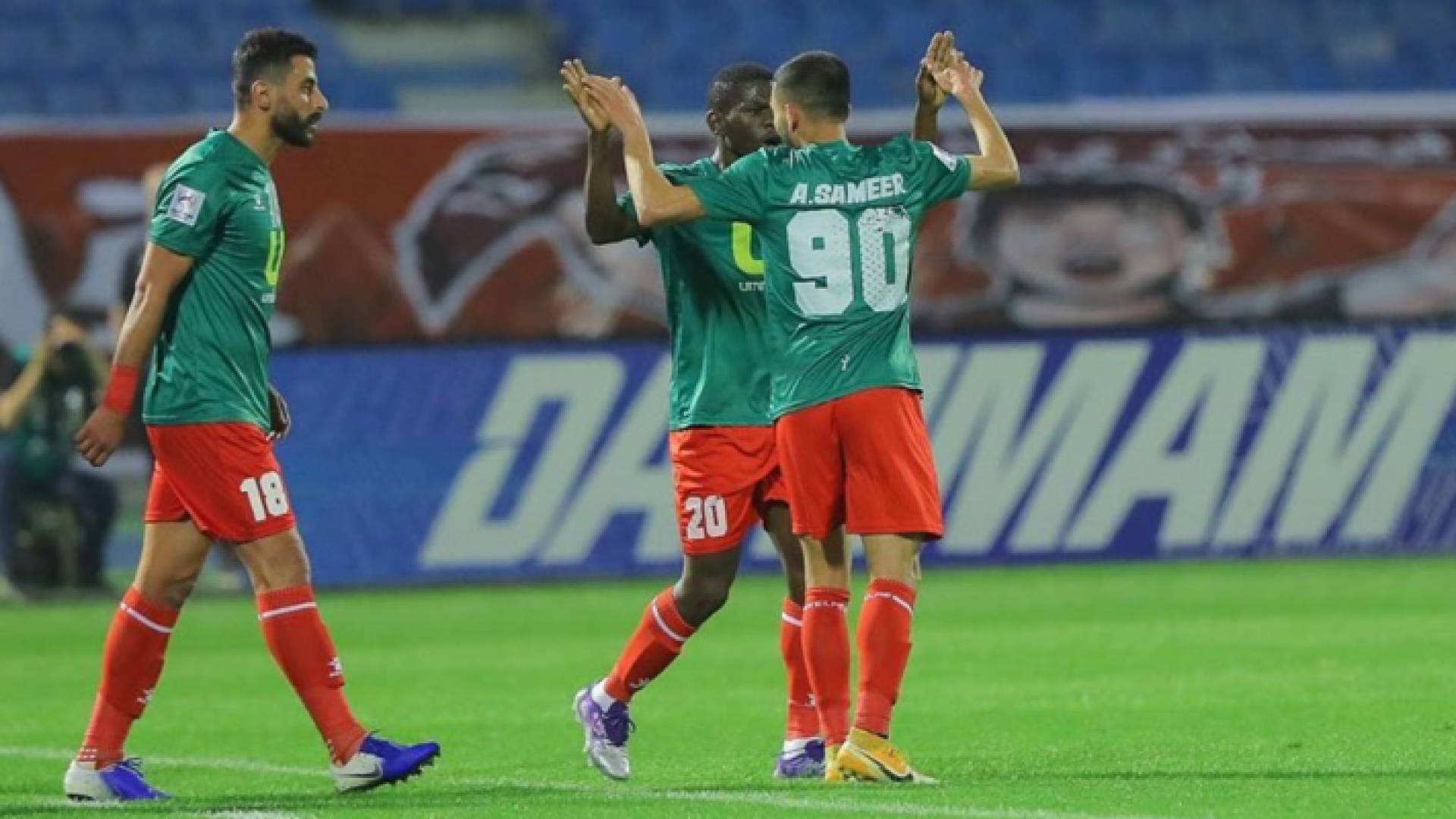 لاعبو من فريق الوحدات أثناء إحدى المباريات