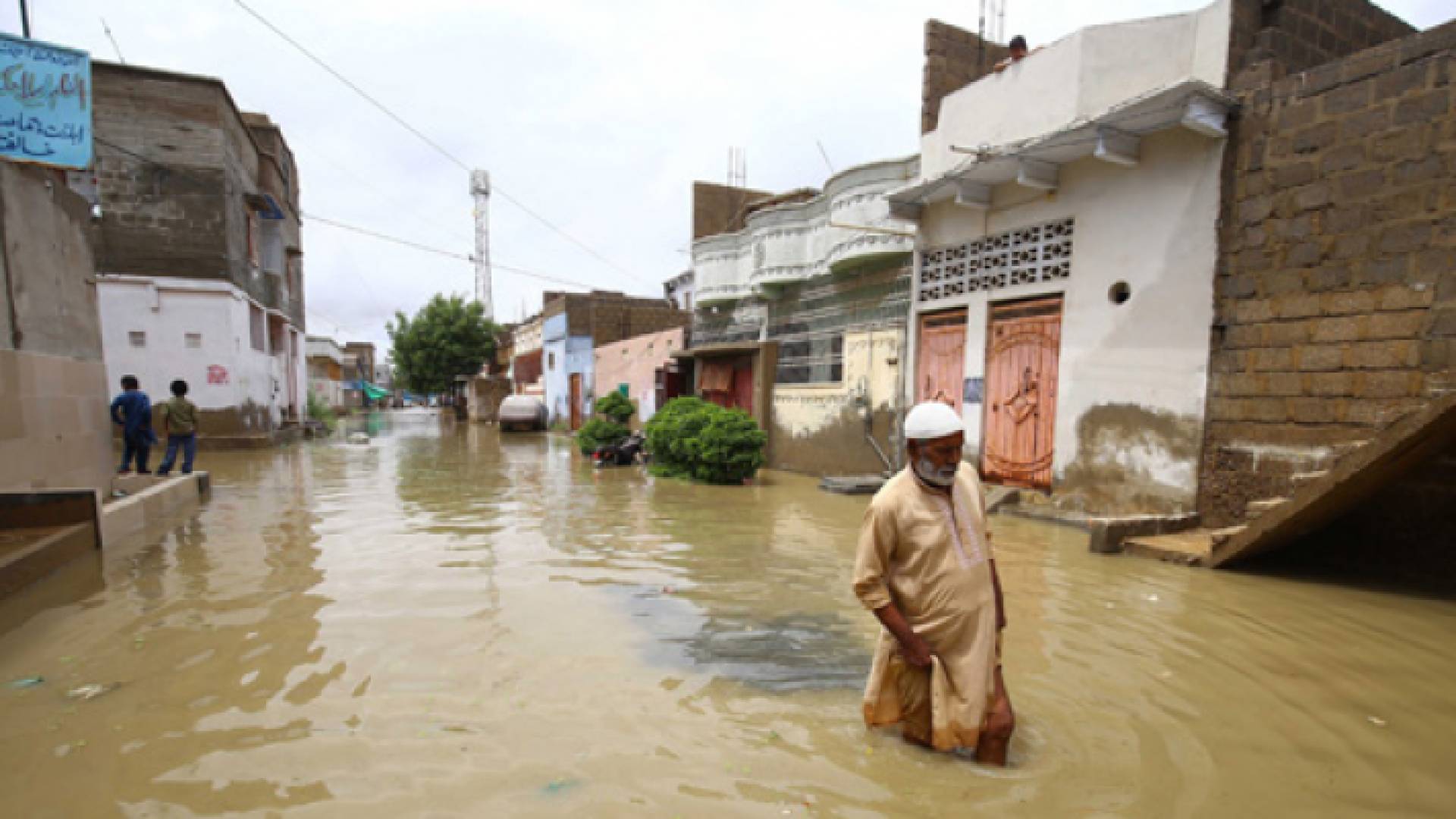 رجل في أحد شوارع باكستان أثناء تعرضها للفيضانات