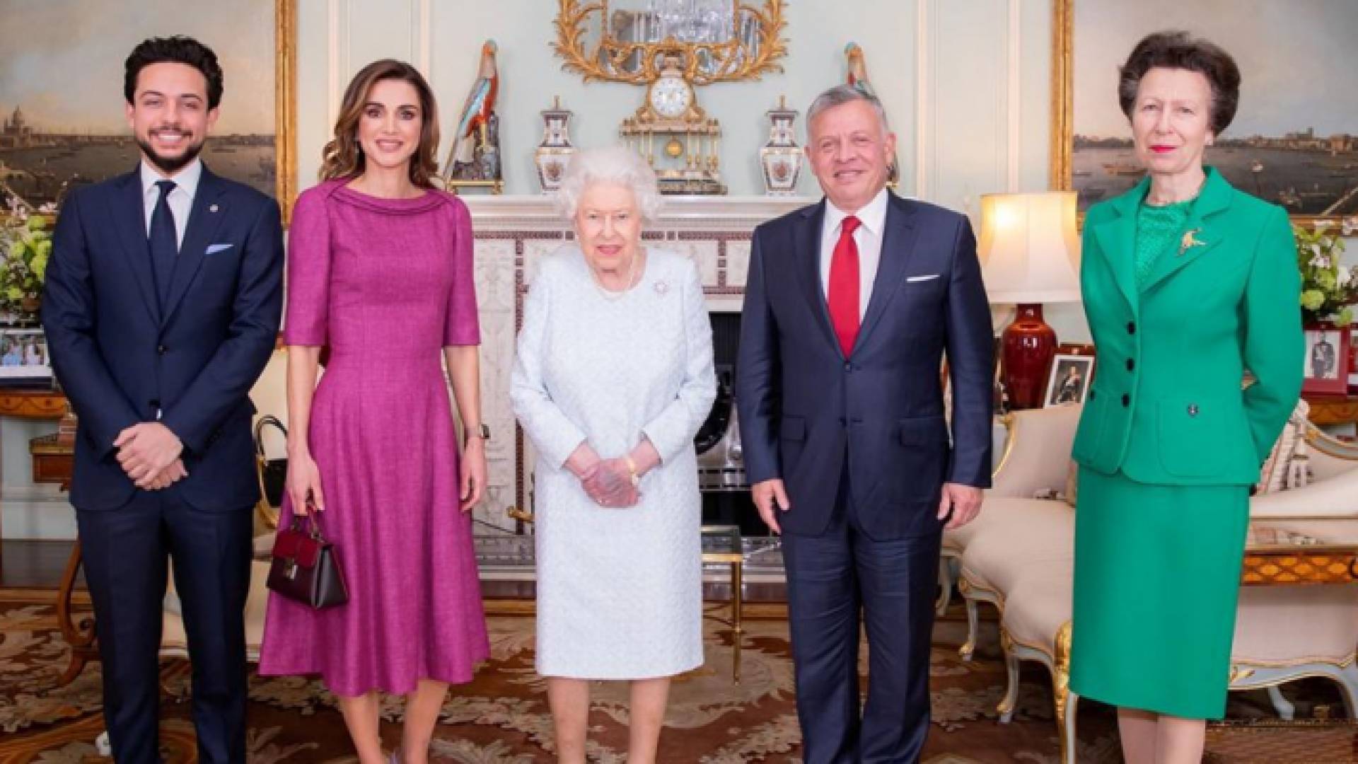 صورة أرشيفية تجمع الملك عبدالله الثاني وولي العهد والملكة رانيا العبدالله مع الملكة إليزابيث