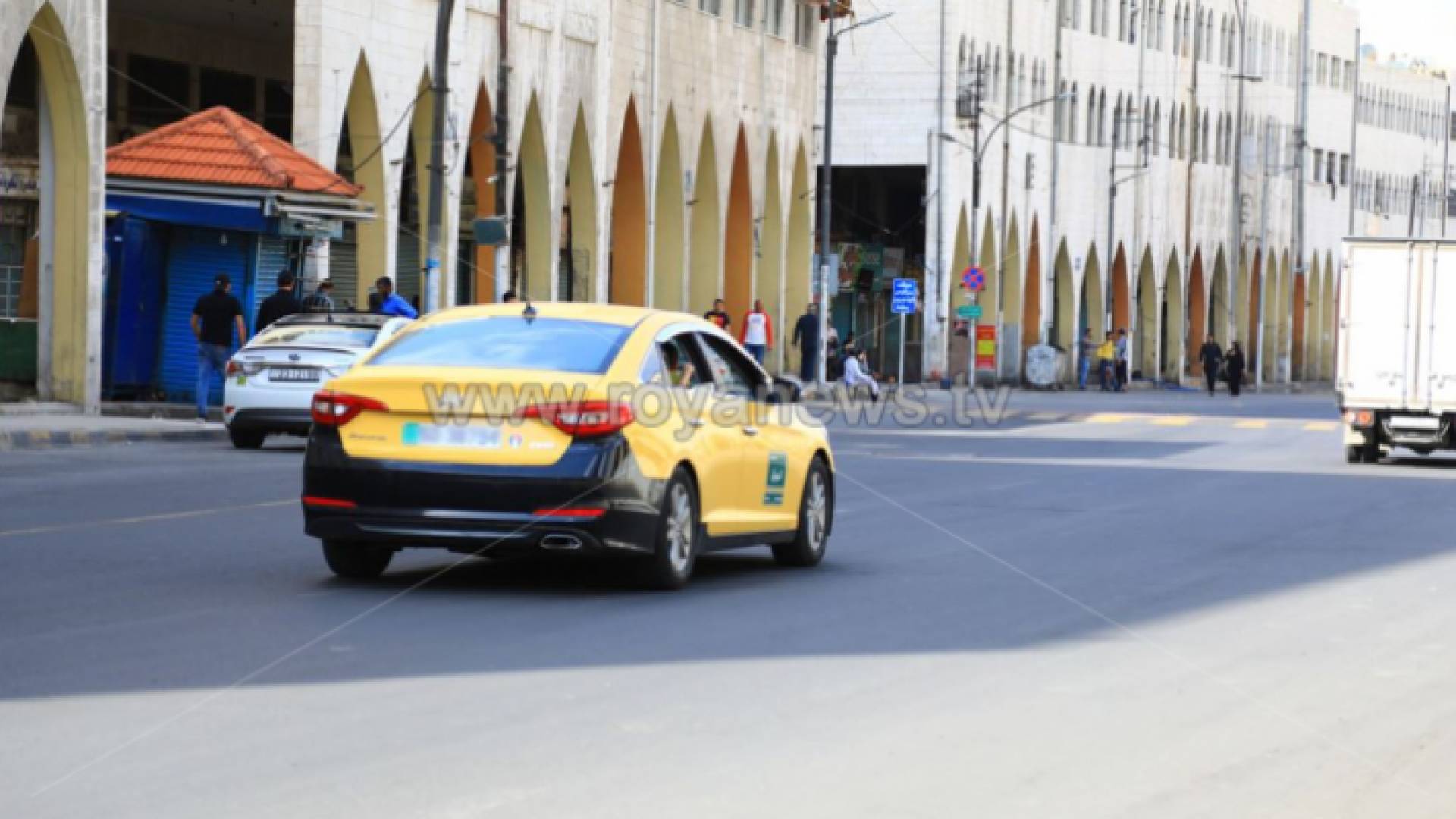 مركبة تاكسي في أحد شوارع عمان