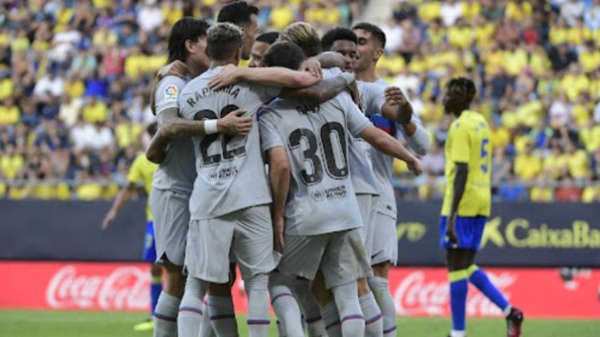 لاعبو برشلونة يحتفلون بالفوز على قادش في الدوري الإسباني