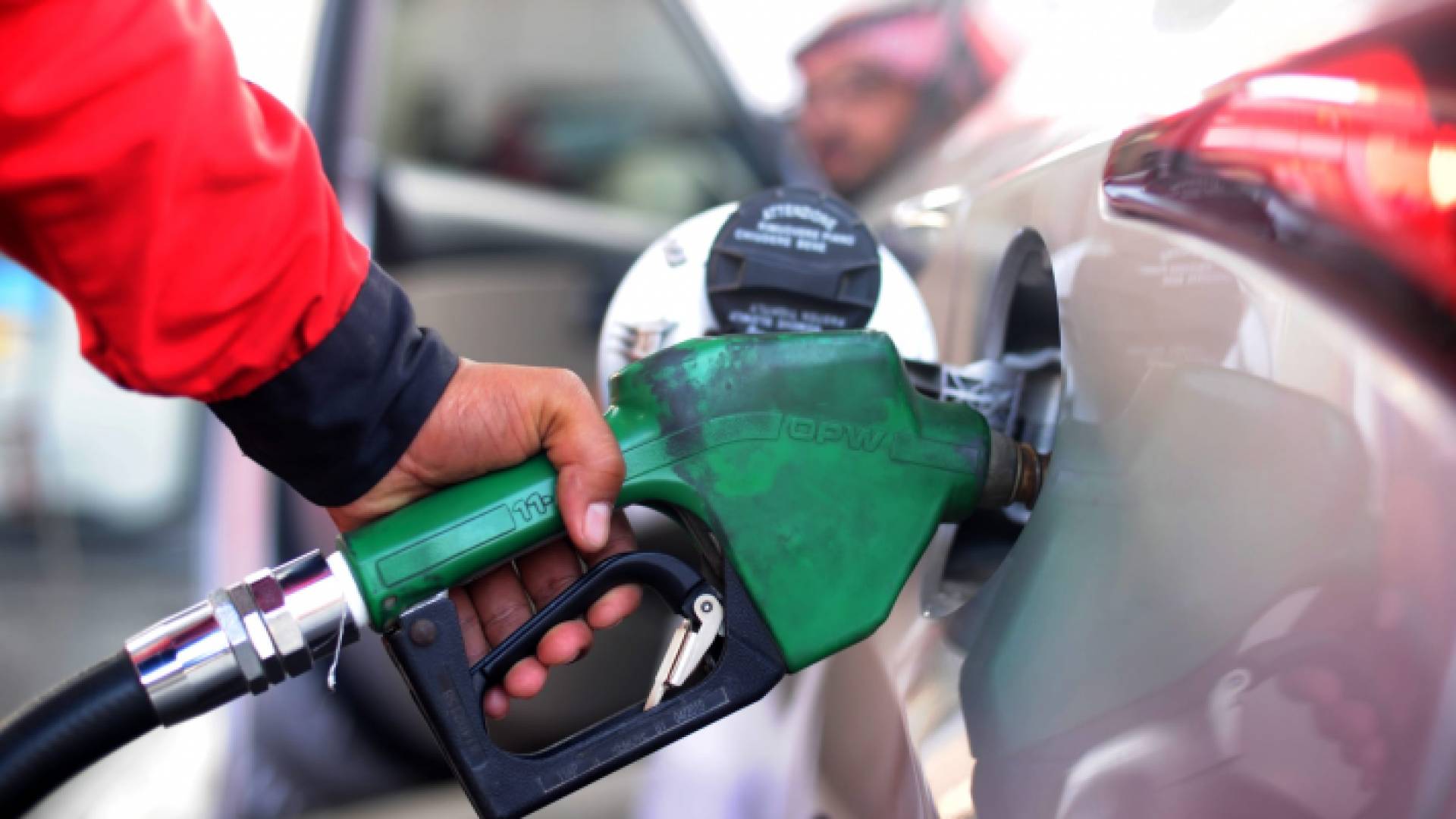 شخص يملأ مركبته بالوقود