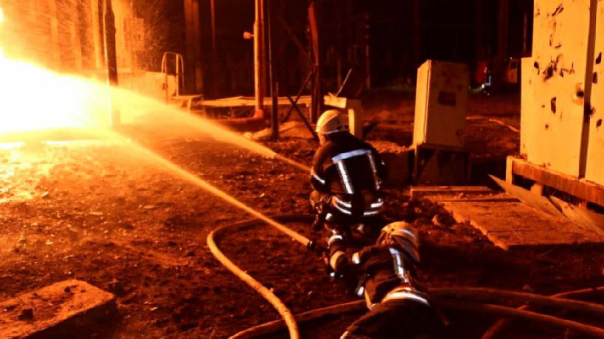 رجال إطفاء يخمدون حريقا