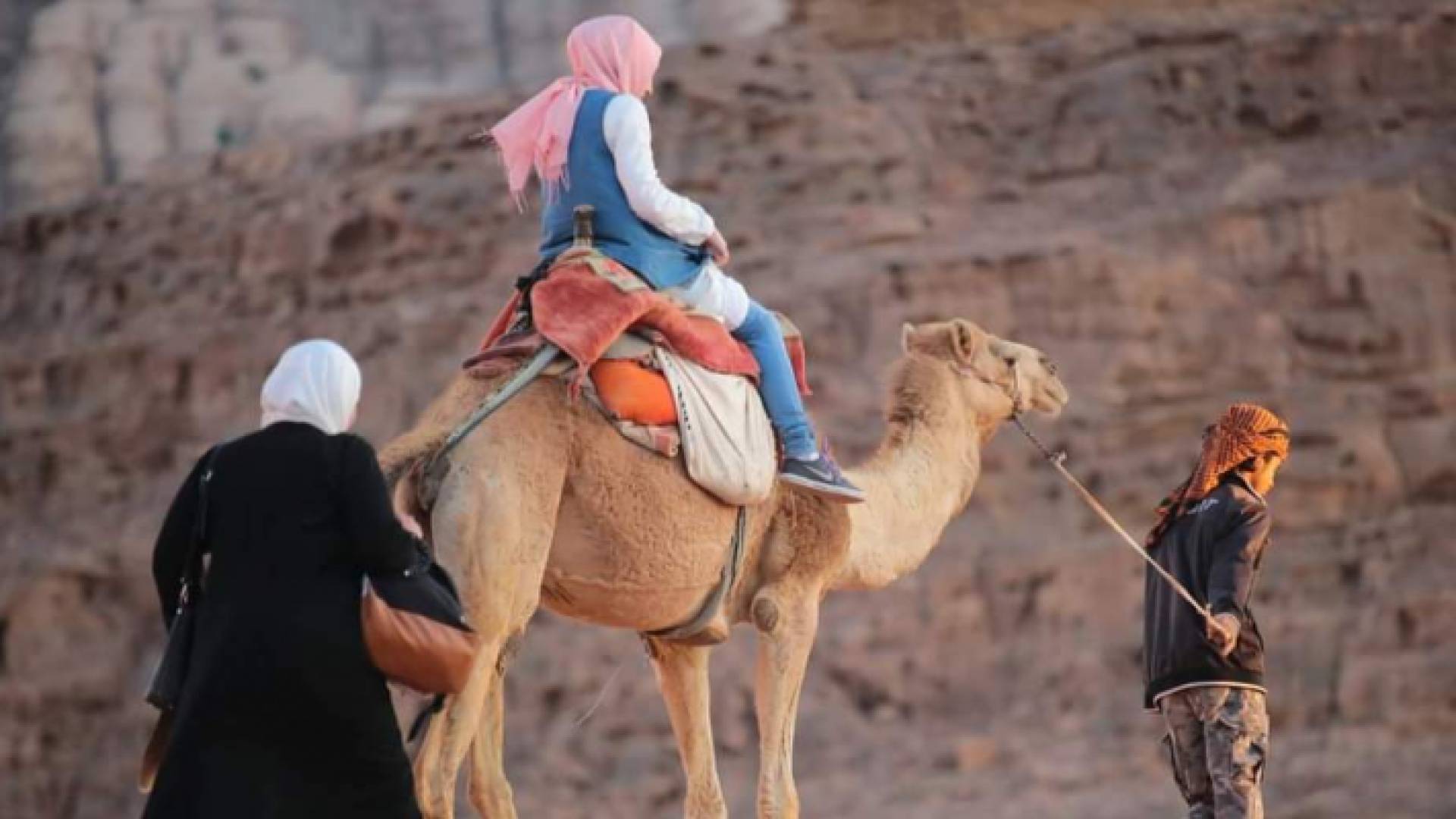 سائحة في مدينة البترا - أرشيفية