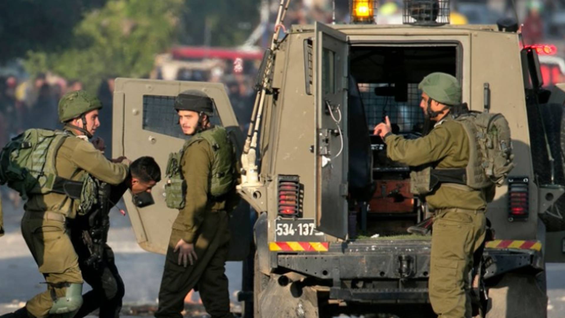 قوات الاحتلال أثناء اعتقال شاب فلسطيني- أرشيفية