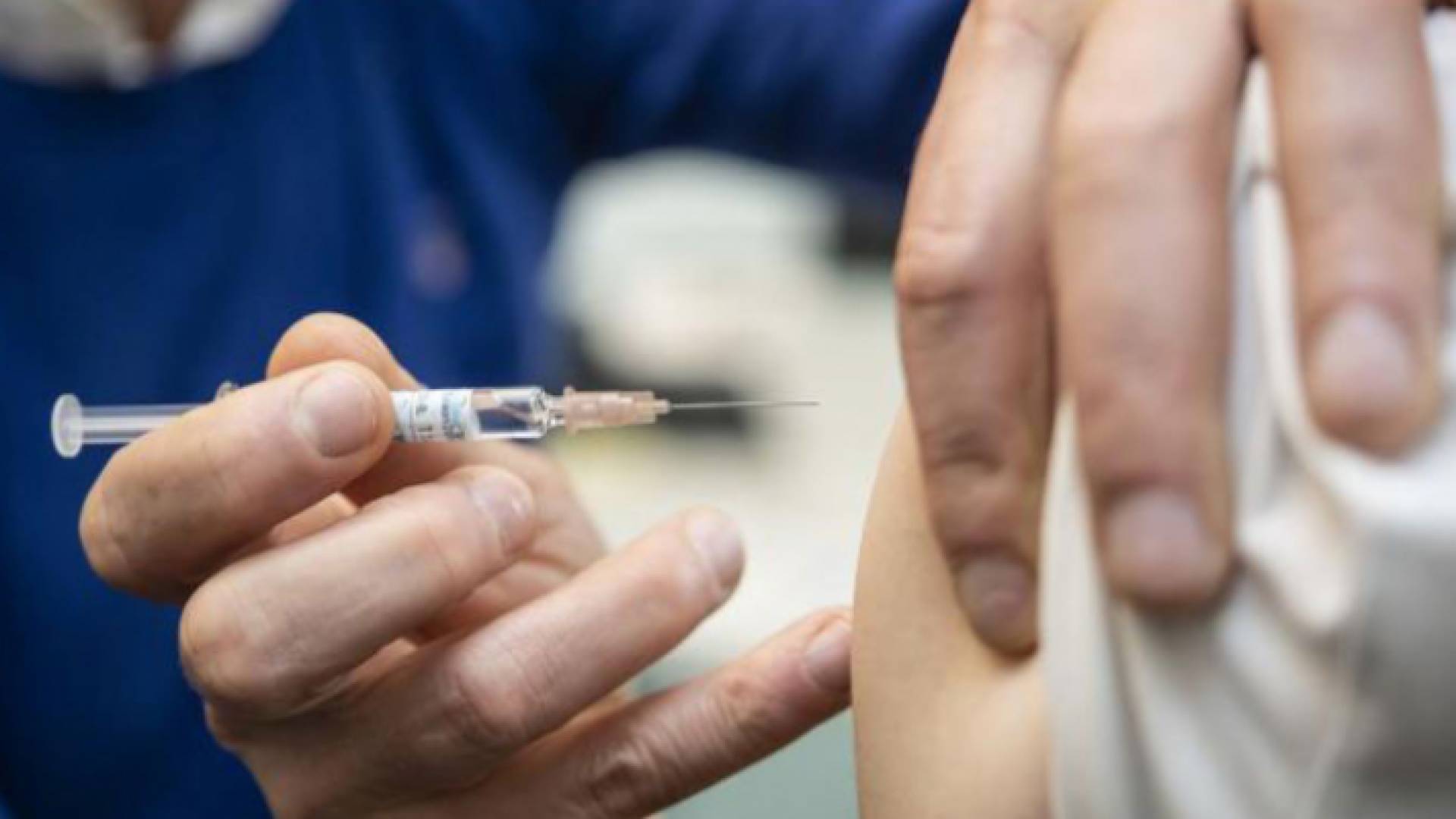 شخص يتلقى المطعوم - أرشيفية