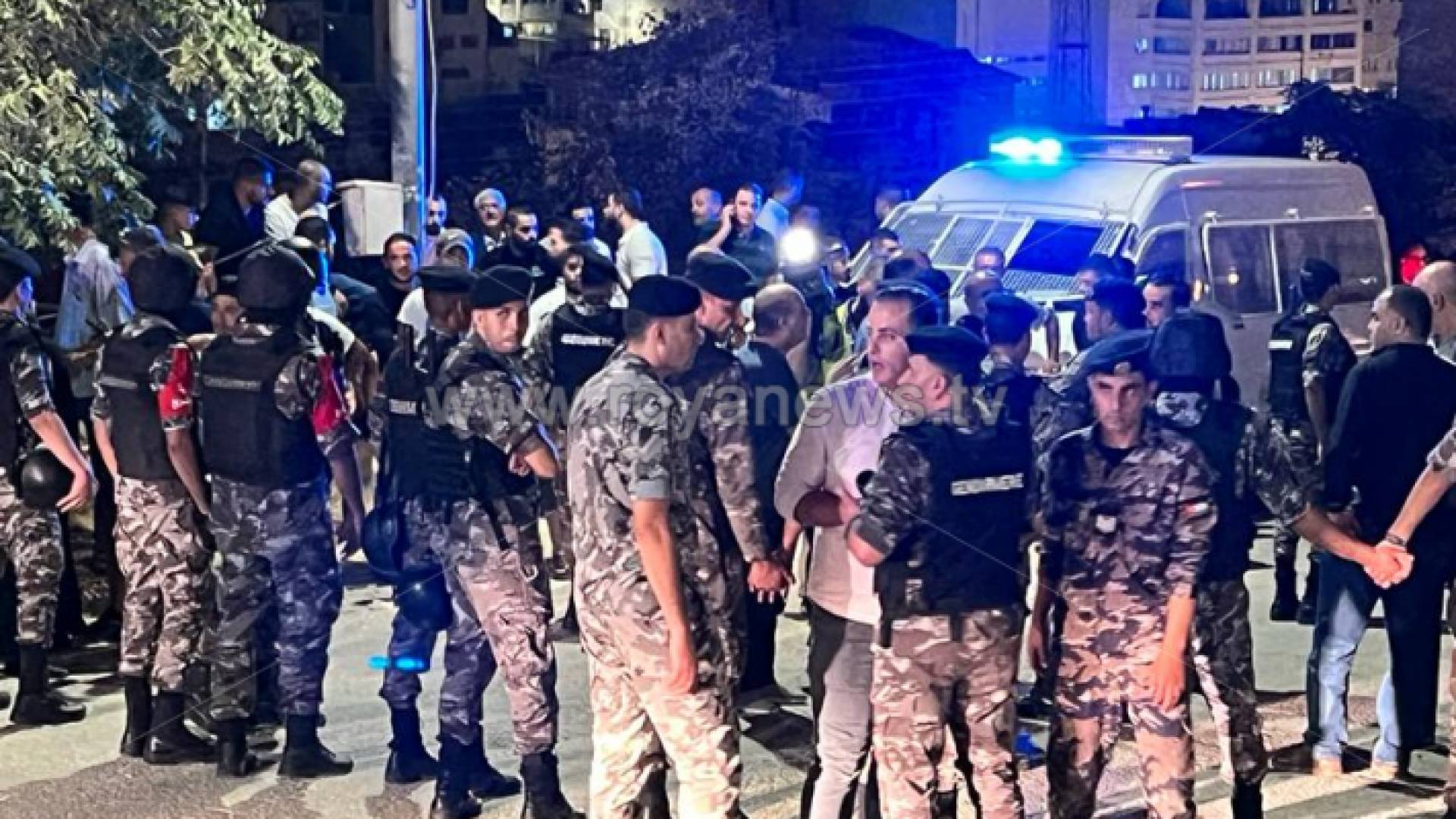 جانب من وجود الاجهزة الأمنية في الموقع