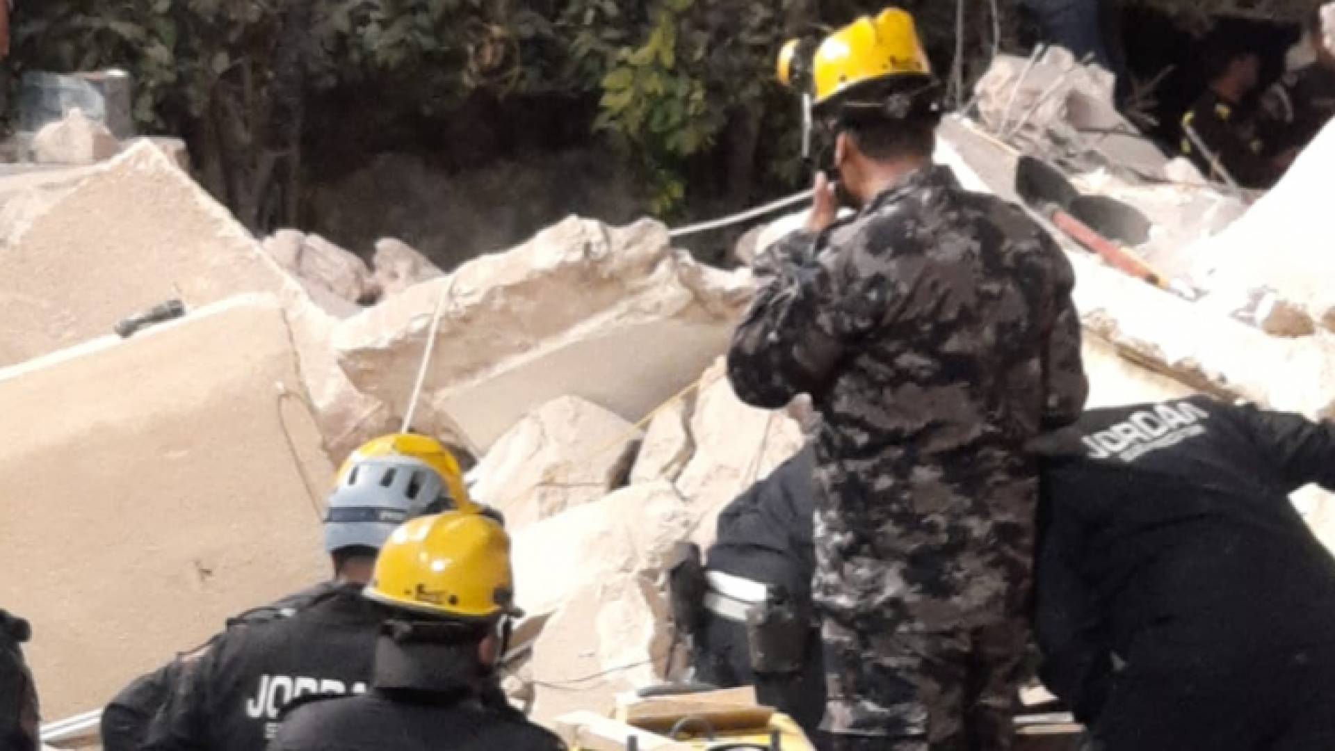 جانب من عمليات الإخلاء في حادثة انهيار عمارة اللويبدة