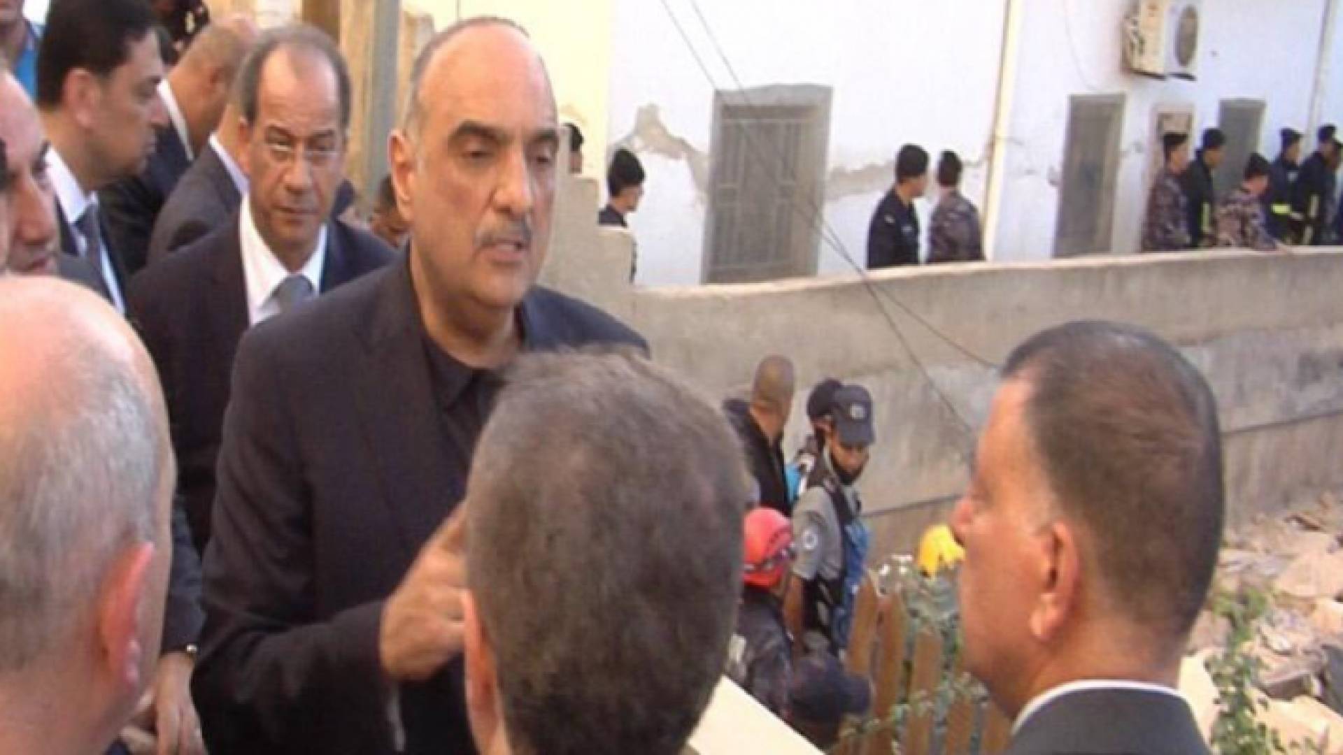 رئيس الوزراء يرافقه عدد من الوزراء من موقع الانهيار