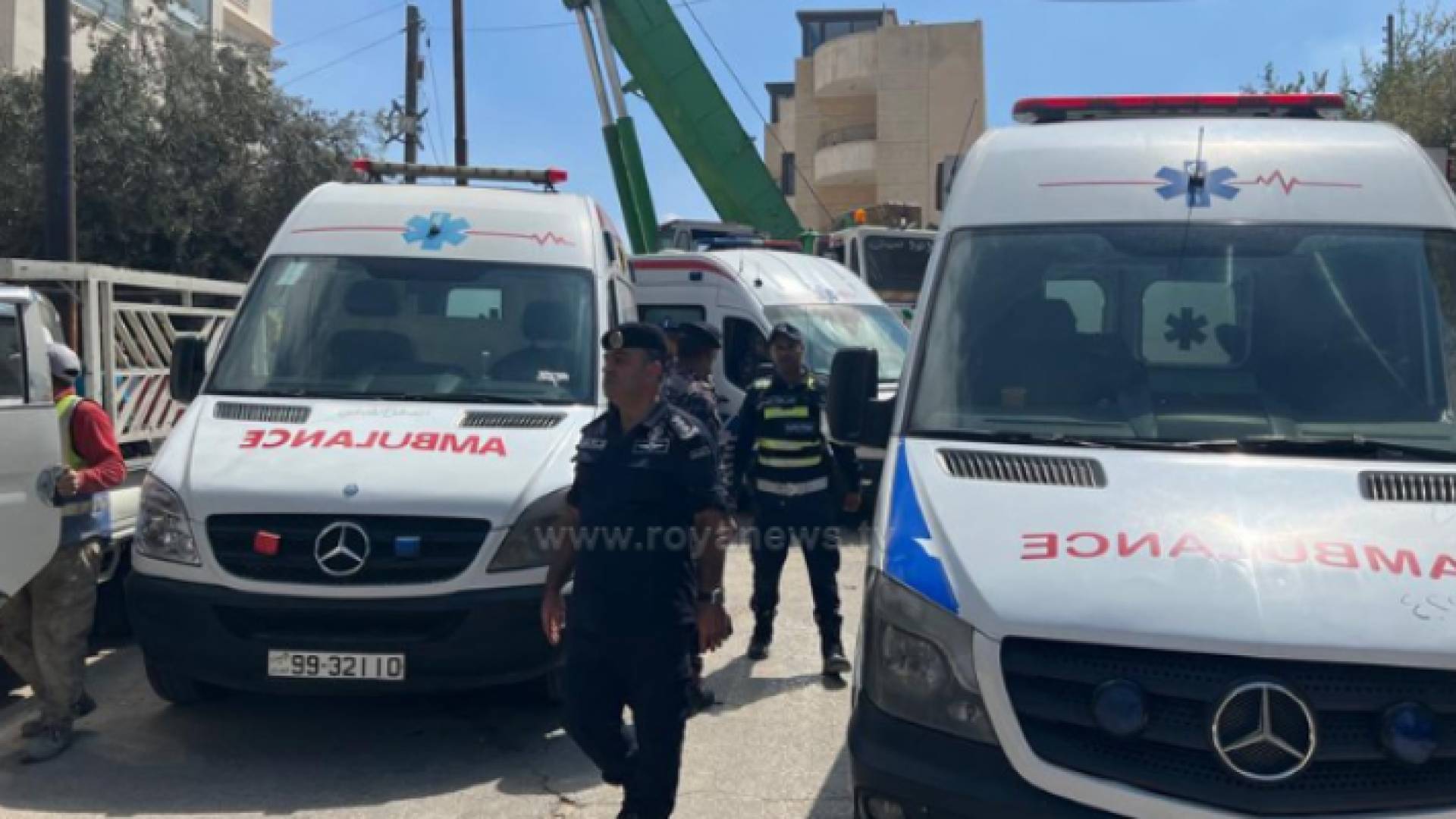 مركبات إسعاف لإنقاذ المحاصرين تحت ركام عمارة اللويبدة