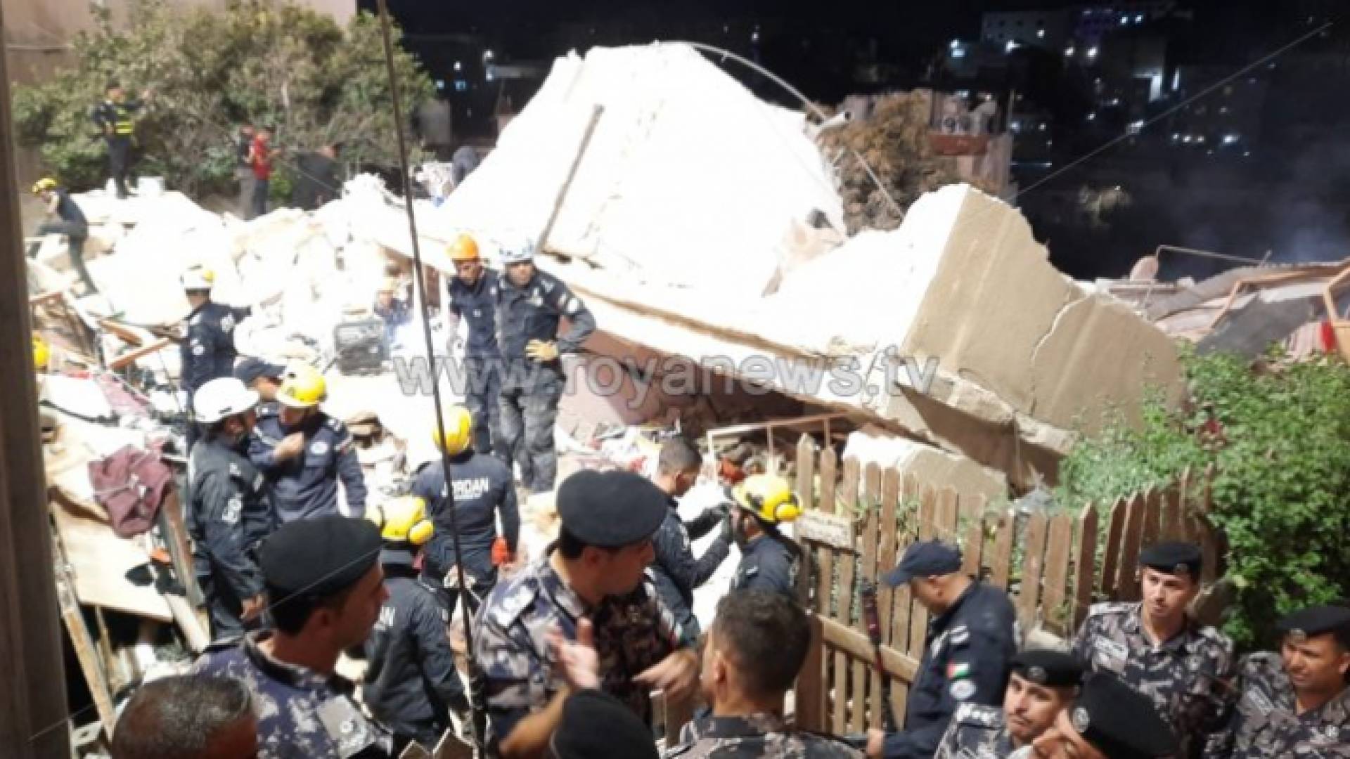 جانب من عمليات الإنقاذ في عمارة اللويبدة التي انهارت