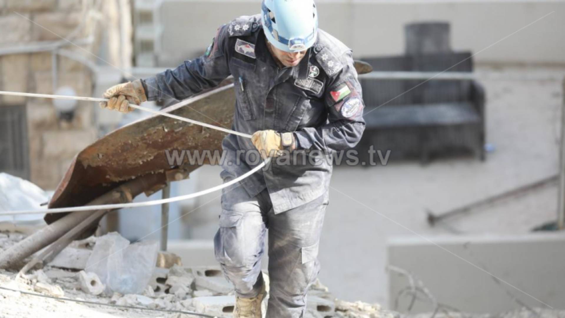 أحد كوادر الدفاع المدني في الميدان