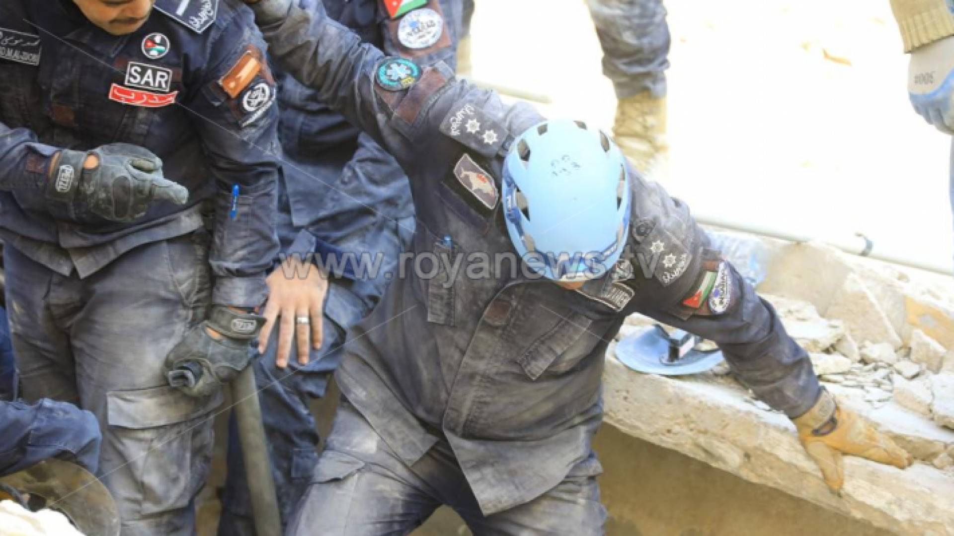 جانب من جهود كوادر الدفاع المدني في منطقة انهيار عمارة اللويبدة