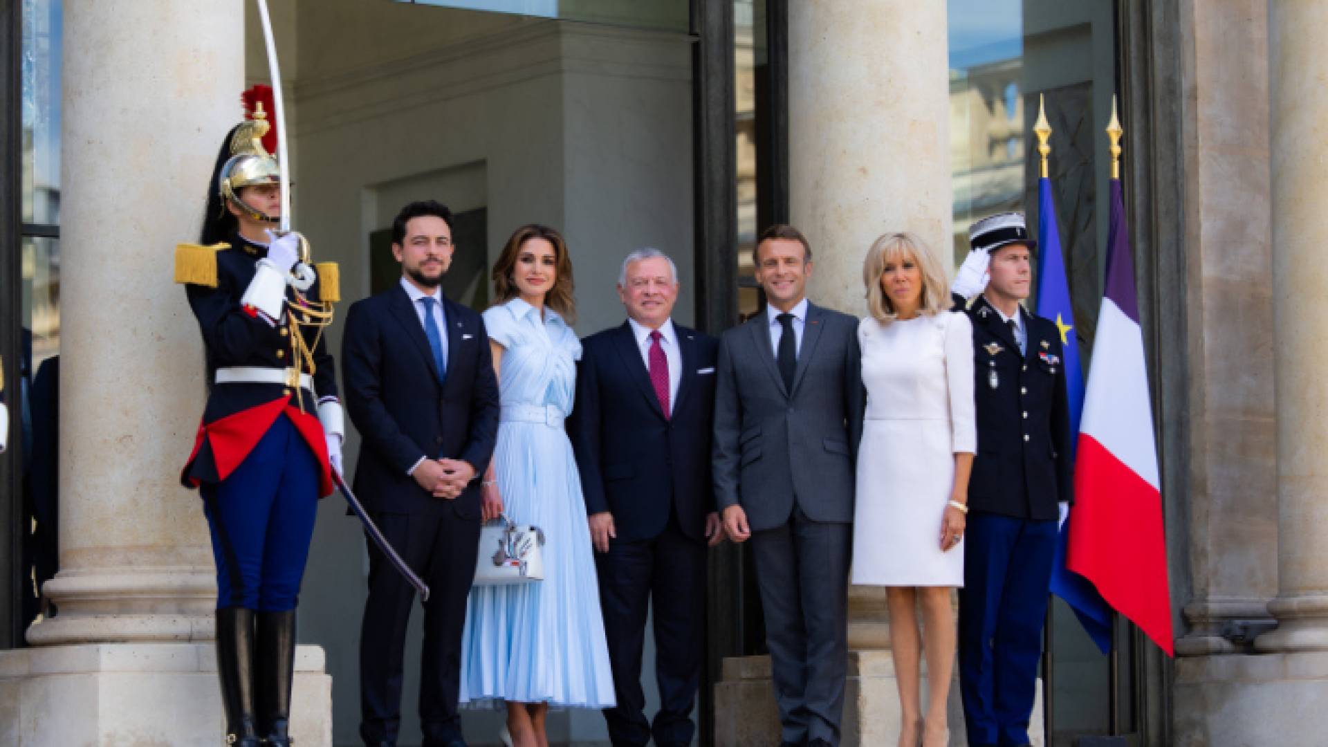 جلالة الملك عبد الله الثاني مع الرئيس الفرنسي إيمانويل ماكرون بحضور جلالة الملكة رانيا العبد الله وسمو الأمير الحسين بن عبد الله الثاني ولي العهد