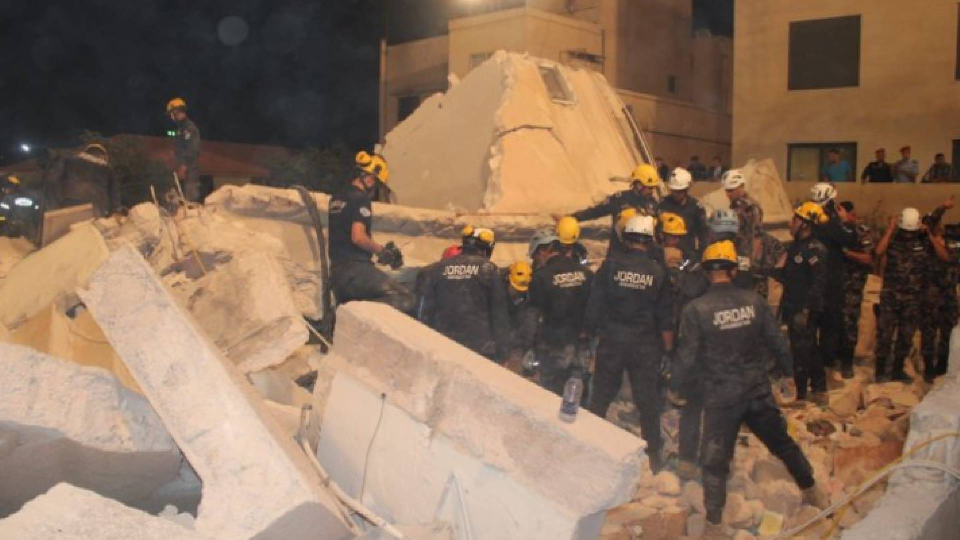 جانب من أعمال الانقاذ في المنطقة