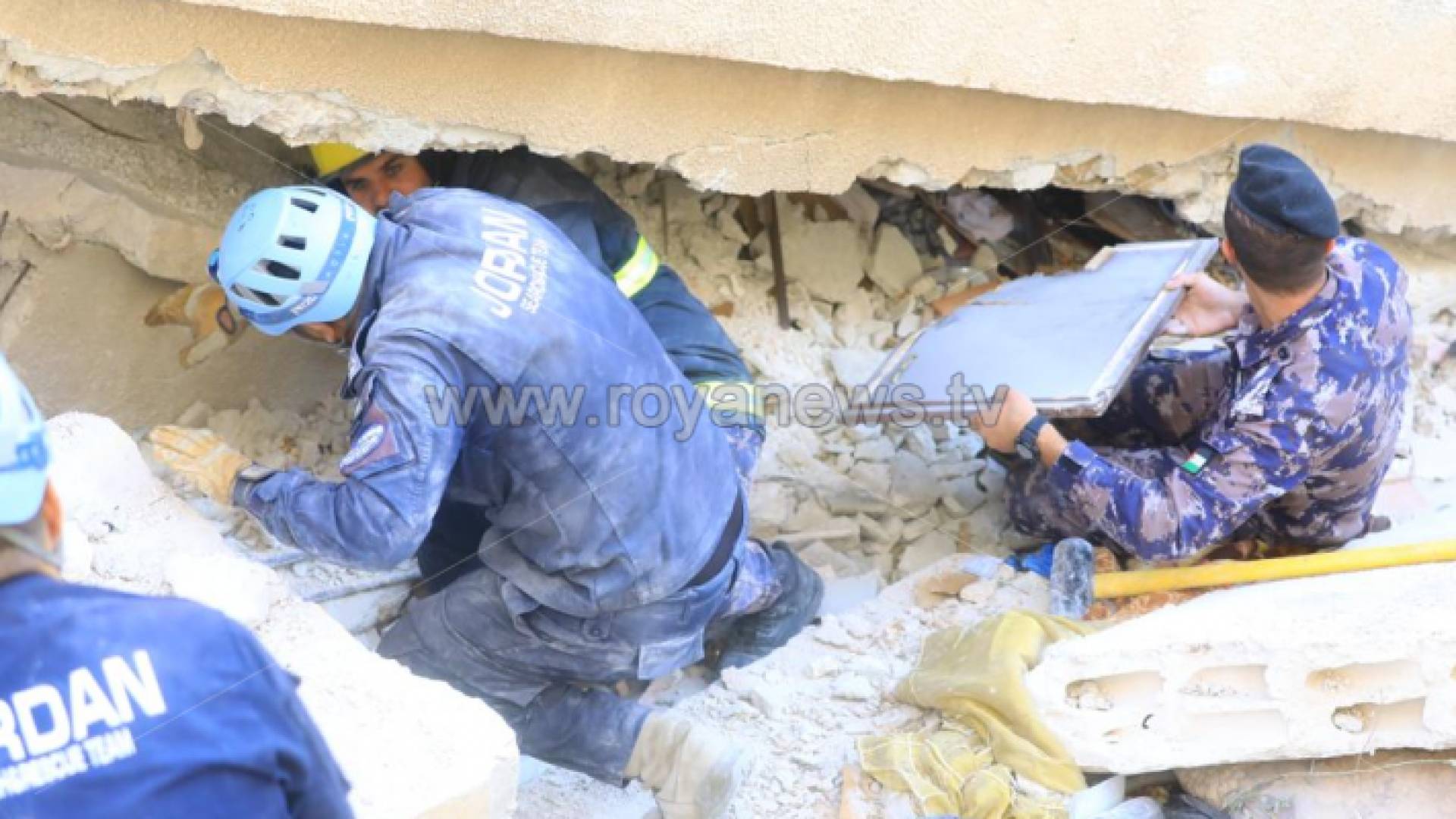 جانب من جهود كوادر الدفاع المدني في المنطقة