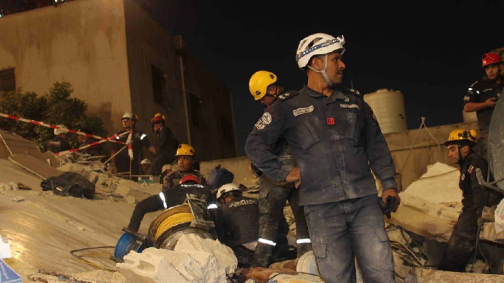 رجال الإنقاذ في عمارة اللويبدة المنهارة