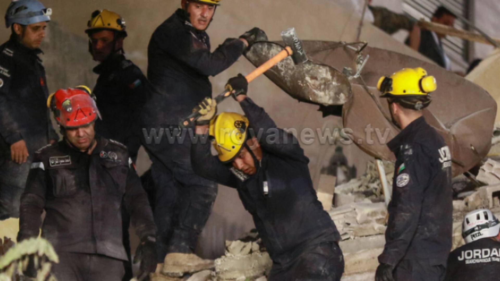 فرق الإنقاذ المتخصصة في الدفاع المدني أثناء التعامل مع حادثة انهيار عمارة اللويبدة