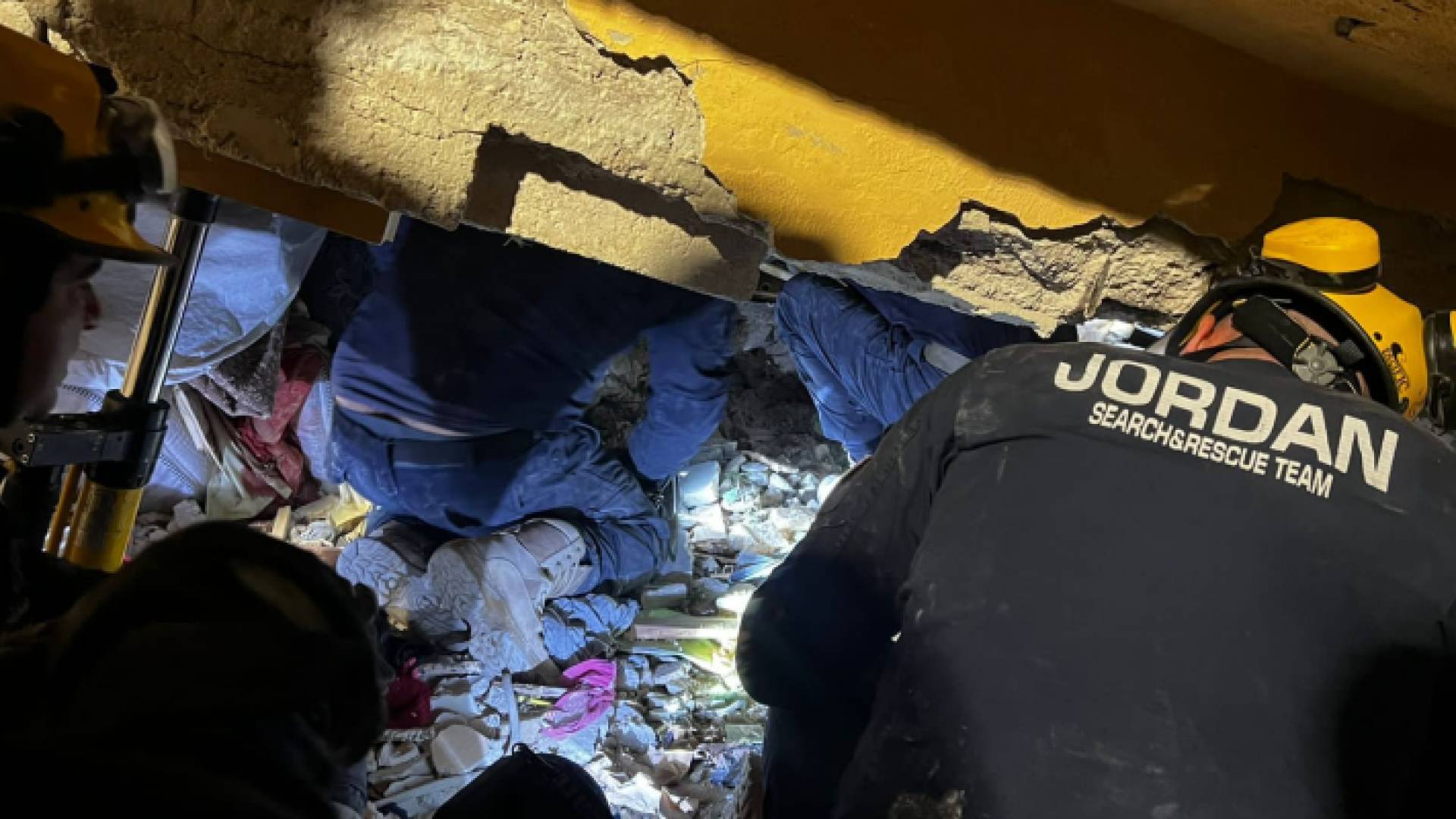 جانب من جهود كوادر الدفاع المدني في البحث عن مفقودين