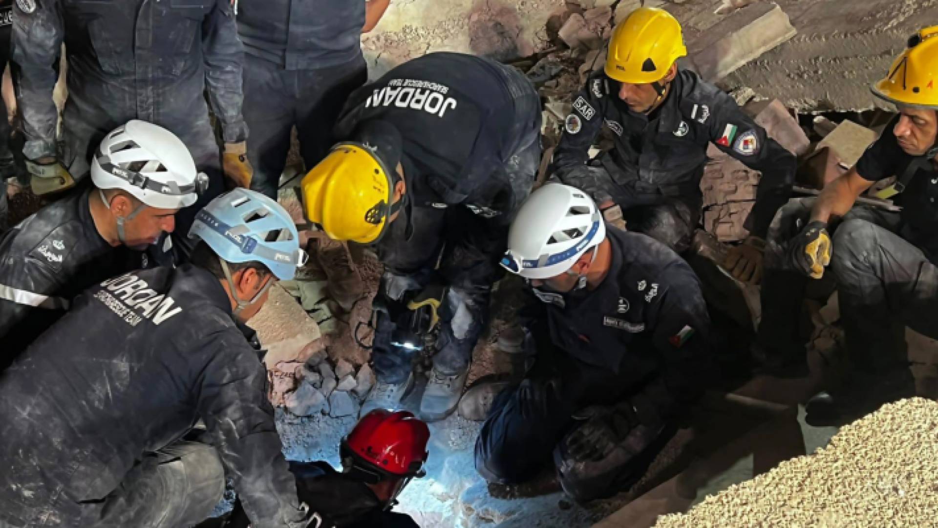 فرق الإنقاذ المتخصصة في الدفاع المدني أثناء التعامل مع حادثة انهيار عمارة اللويبدة