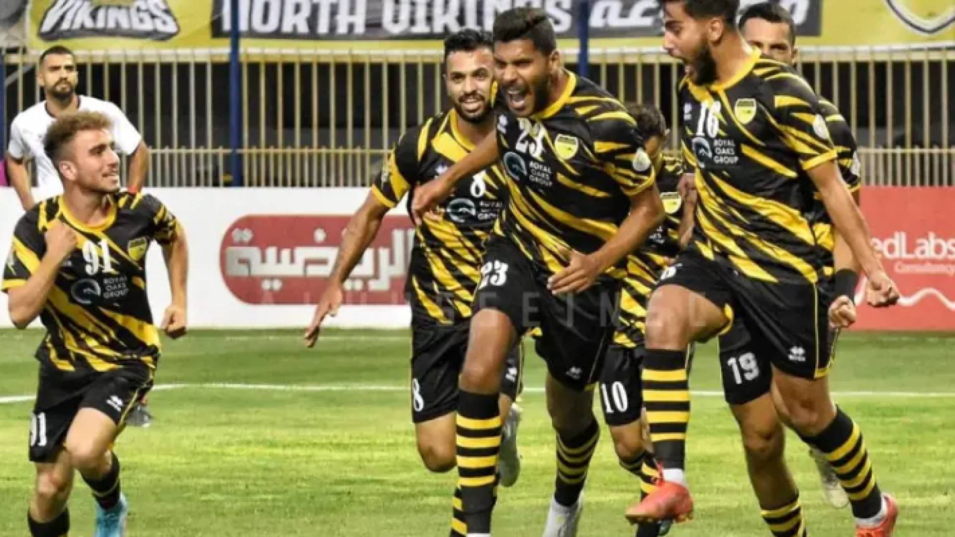 فرحة لاعبي نادي الحسين إربد بتسجيل هدف