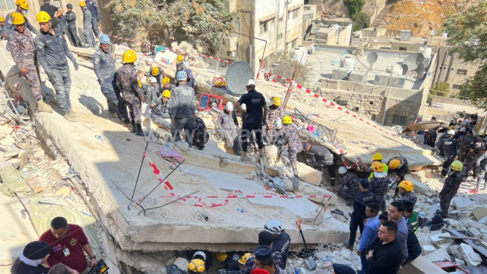 الصورة من مكان انهيار العمارة