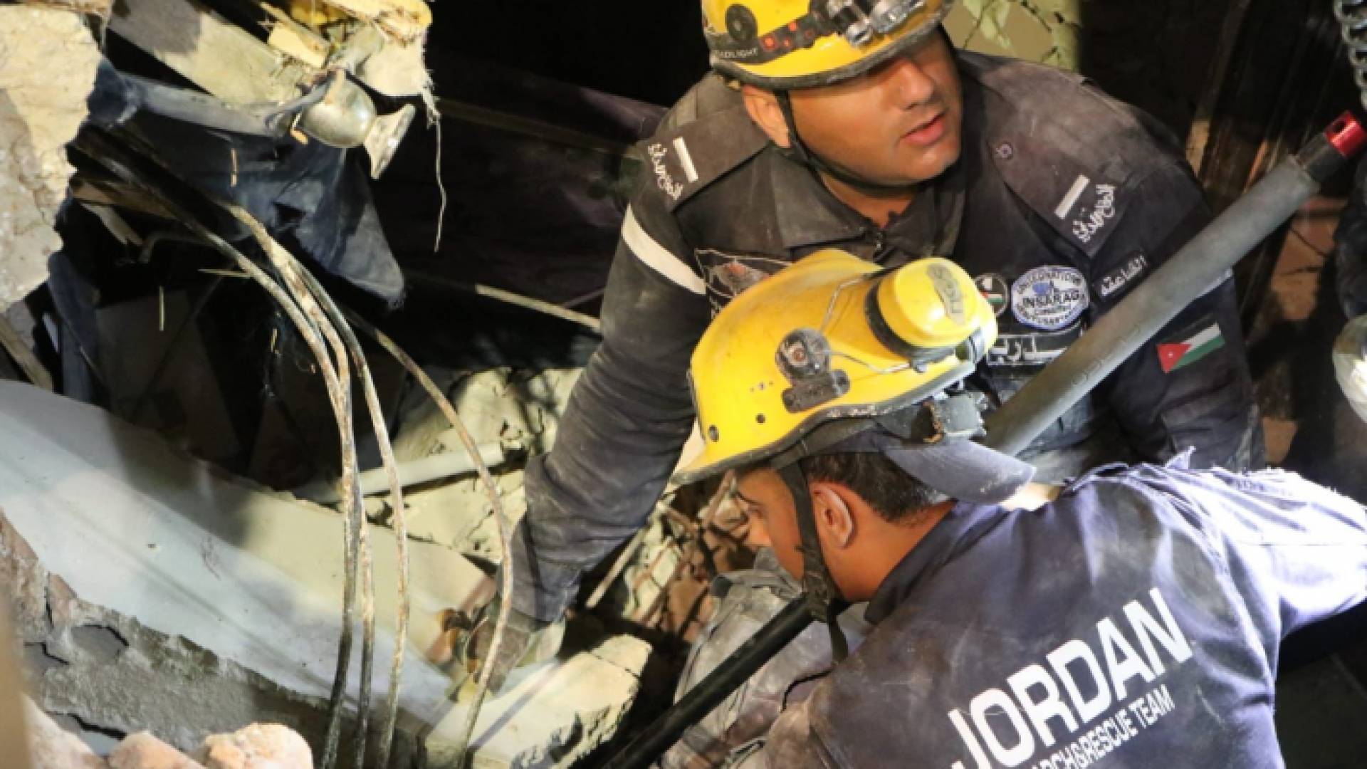 عناصر من فريق البحث والإنقاذ