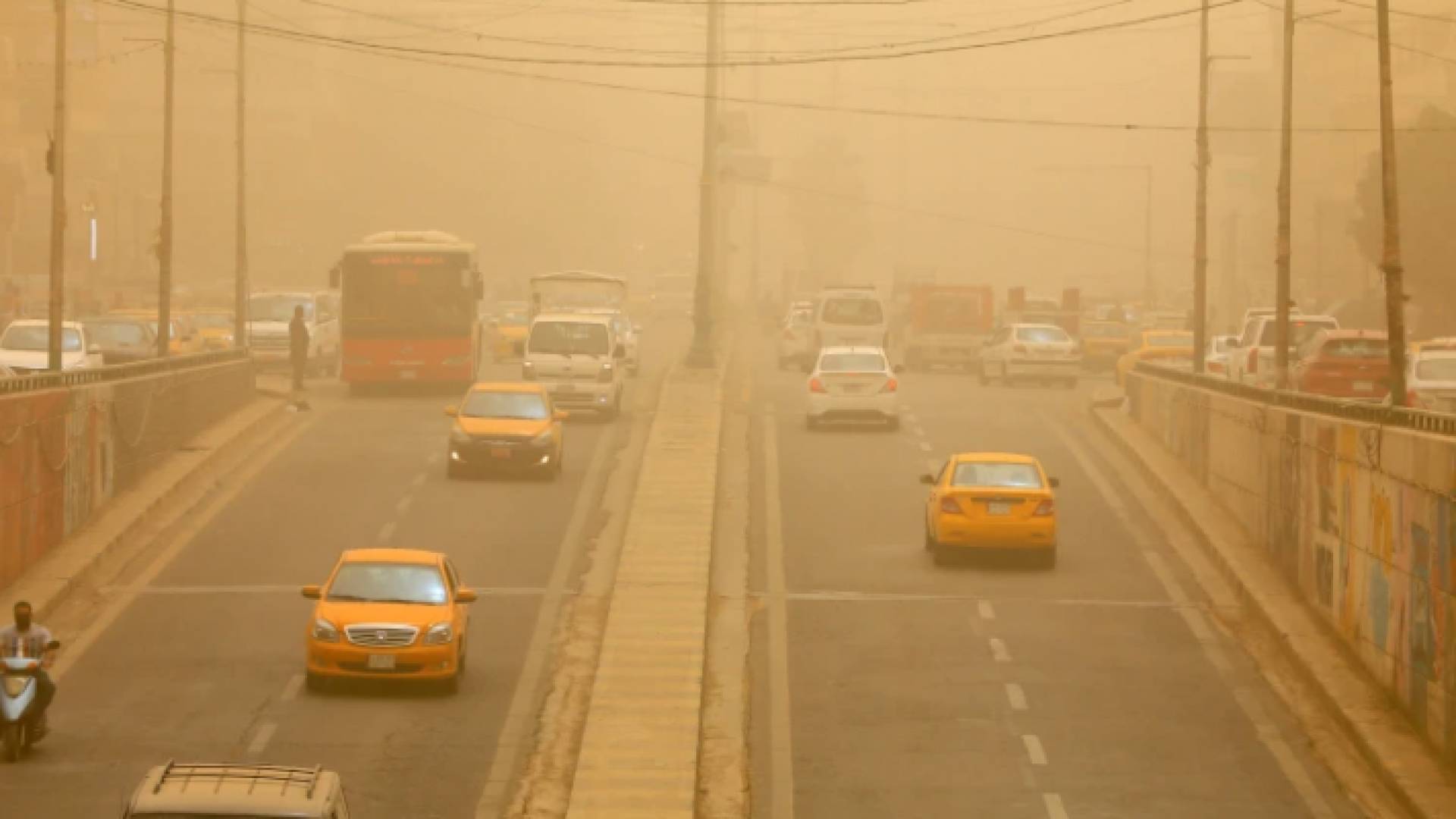 عاصفة ترابية تجتاح أحد شوارع العراق